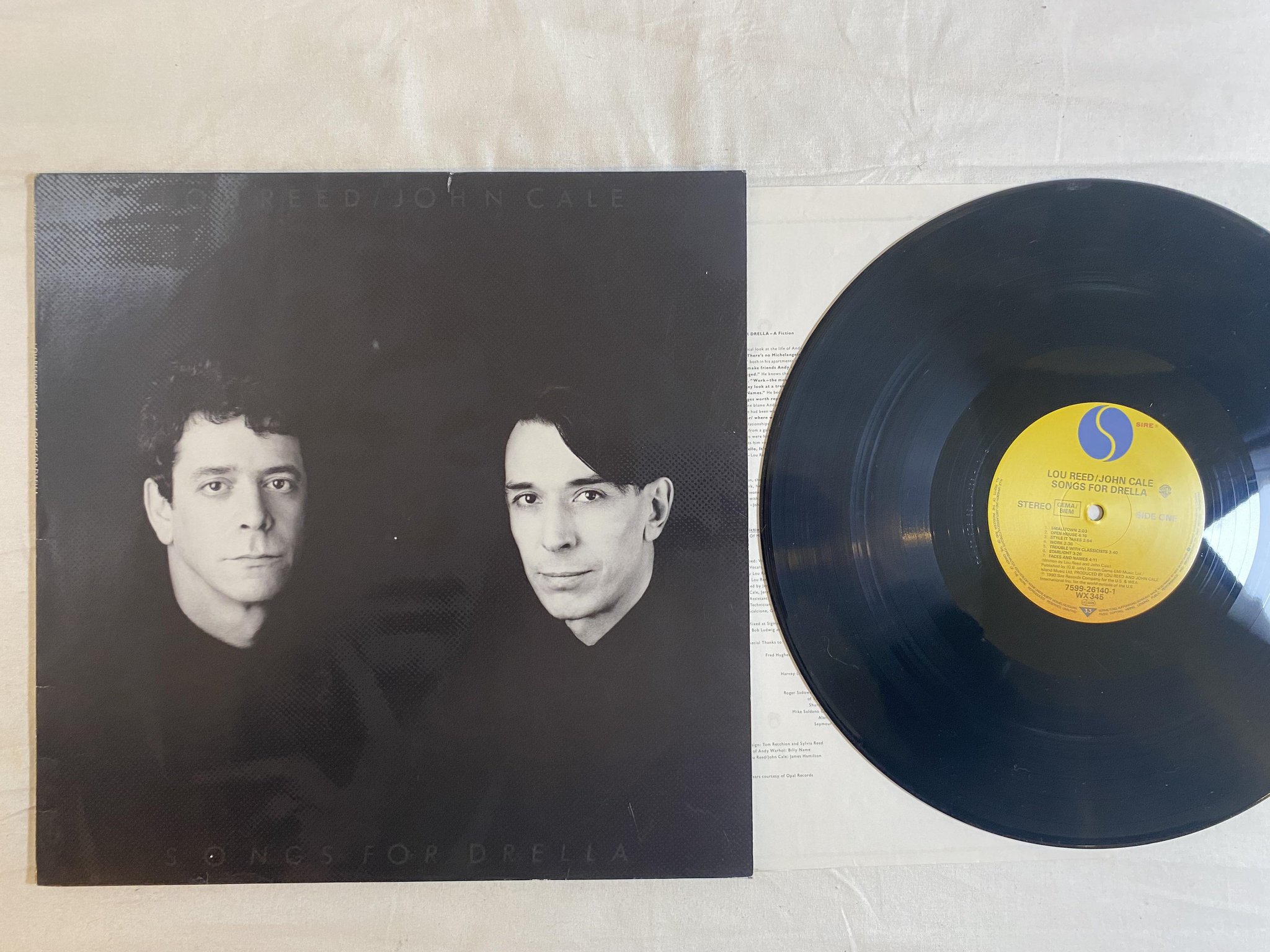 Omslagsbild för skivan LOU REED / JOHN CALE songs for drella LP -80 SIRE 7599 26140 1