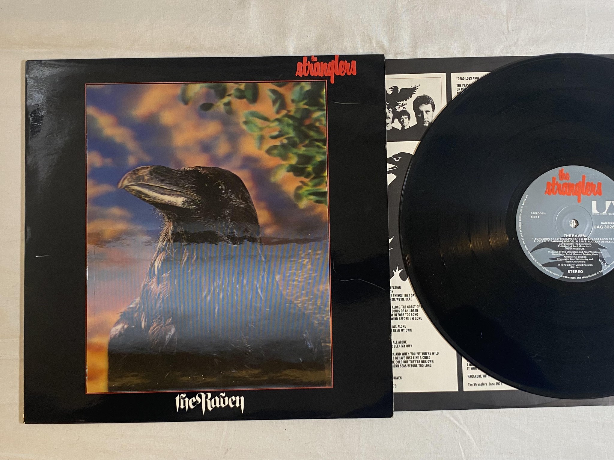 Omslagsbild för skivan THE STRANGLERS the raven LP -79 UK UNITED UAG 30262 ** lenticular cover **