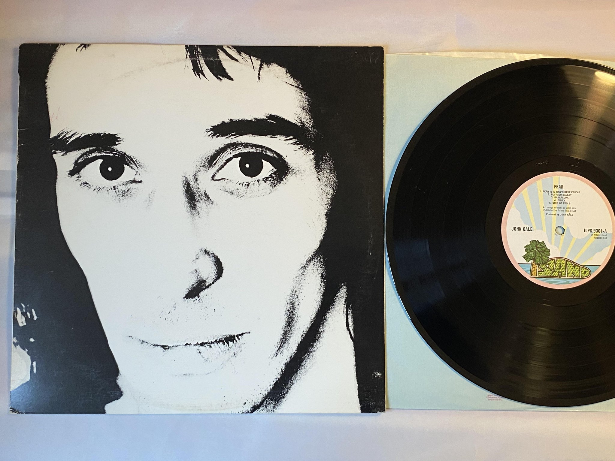 Omslagsbild för skivan JOHN CALE fear LP -74 UK ISLAND pink rim ILPS 9301