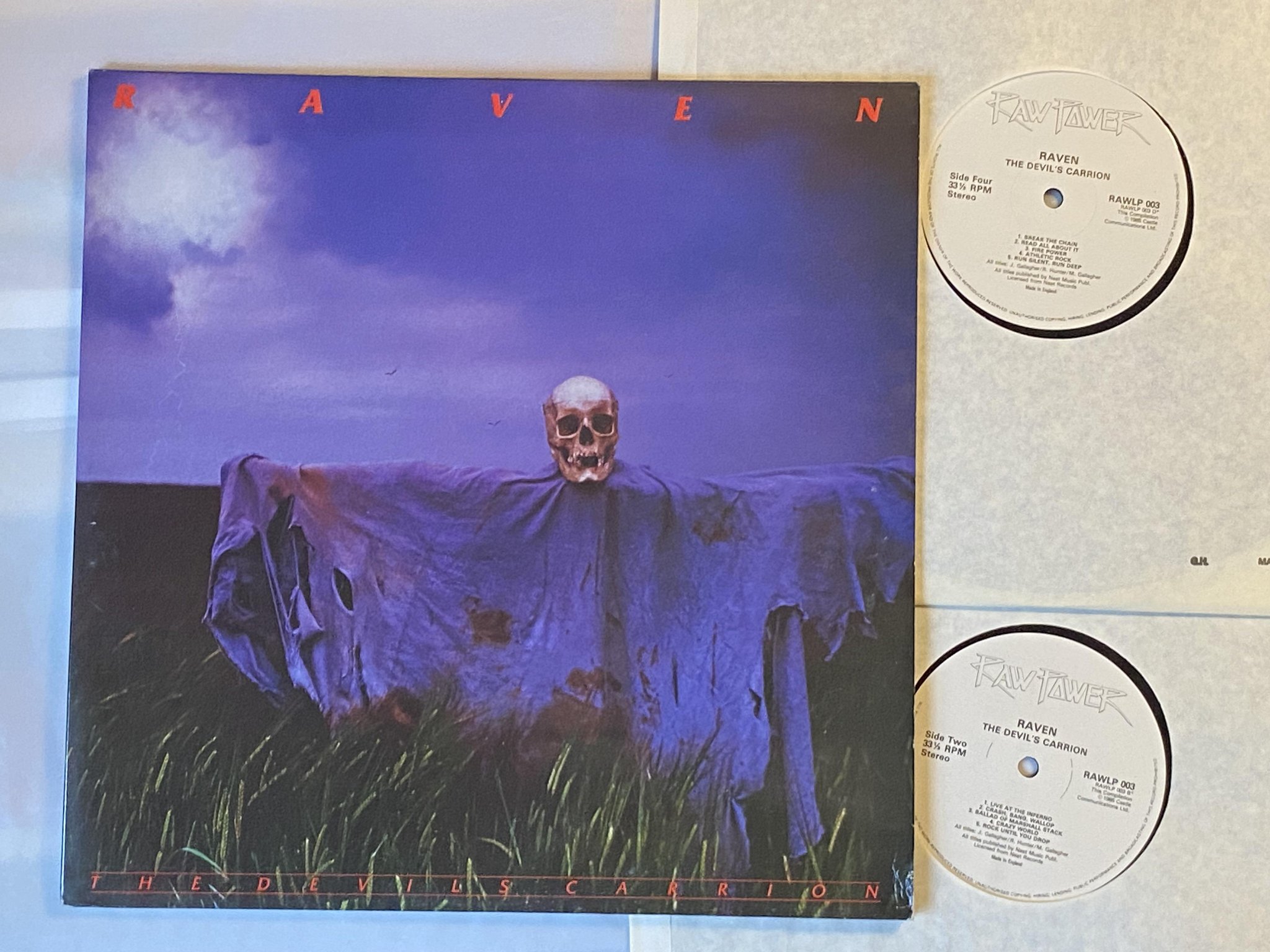 Omslagsbild för skivan RAVEN The Devil's Carrion 2xLP -85 UK RAW POWER RAWLP003 ** metal **