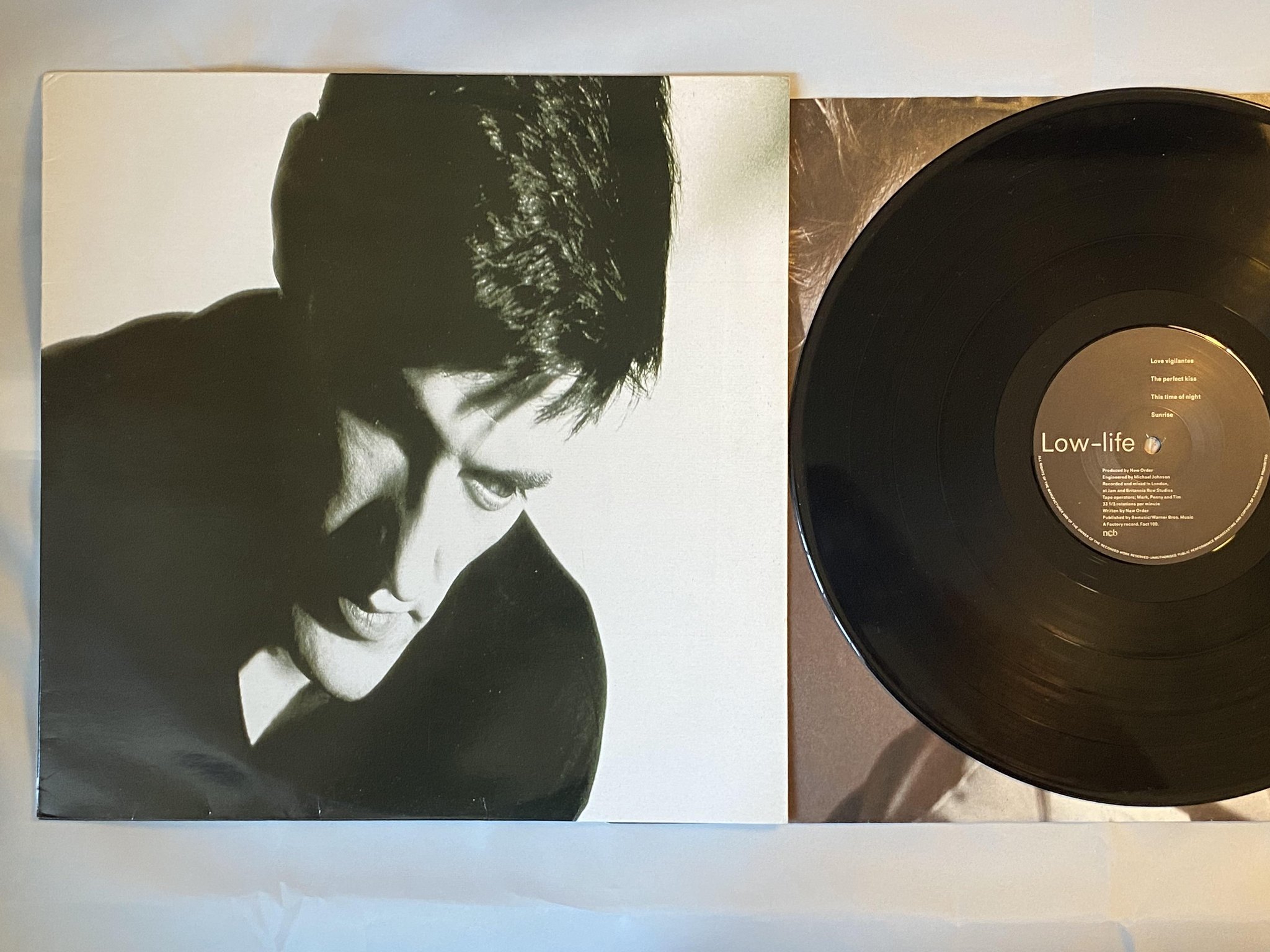 Omslagsbild för skivan NEW ORDER Low-Life LP -85 Swe FACTORY Fact 100 *** w/ printed plastic bag ***