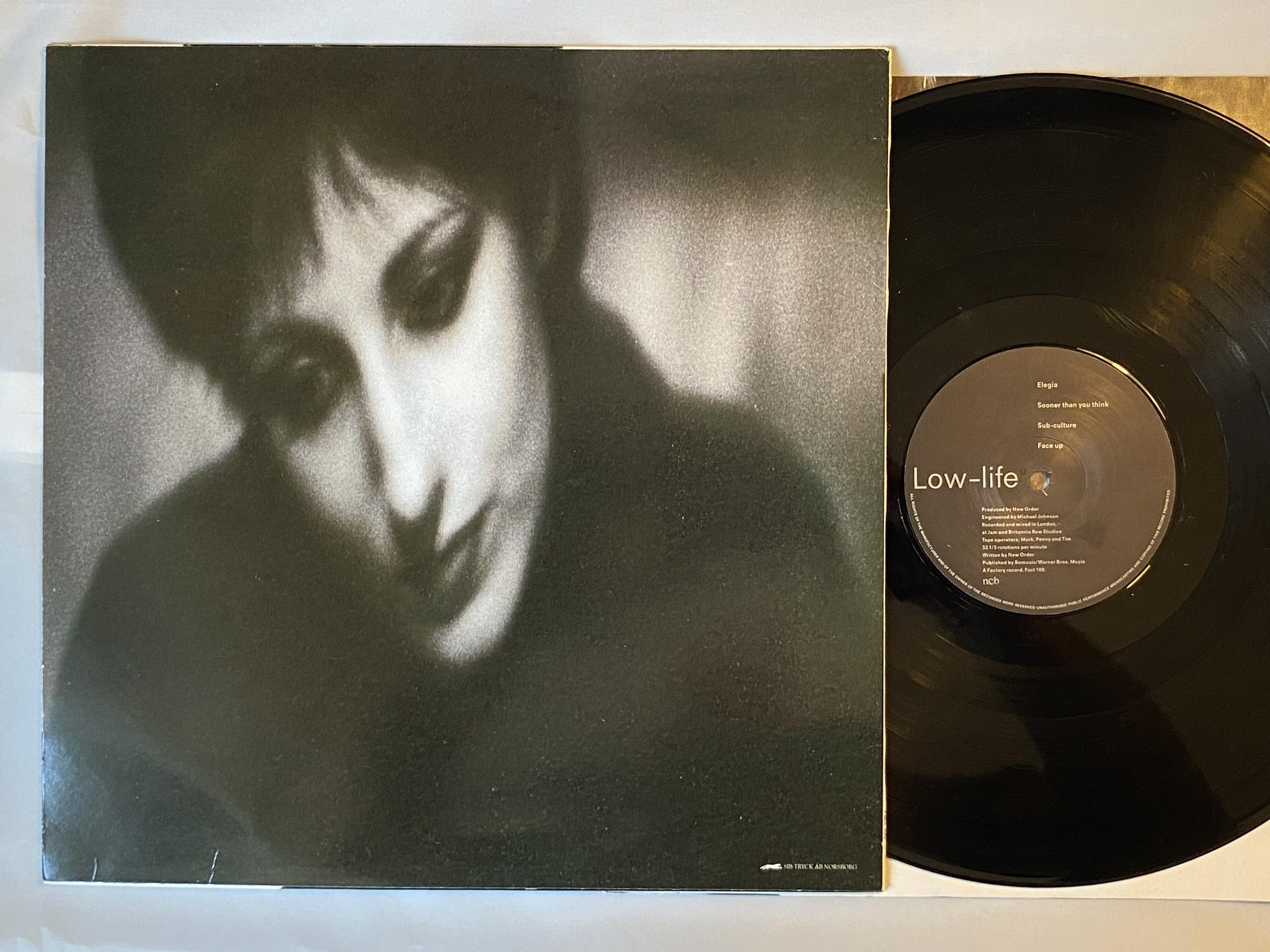 Omslagsbild för skivan NEW ORDER Low-Life LP -85 Swe FACTORY Fact 100 *** w/ printed plastic bag ***