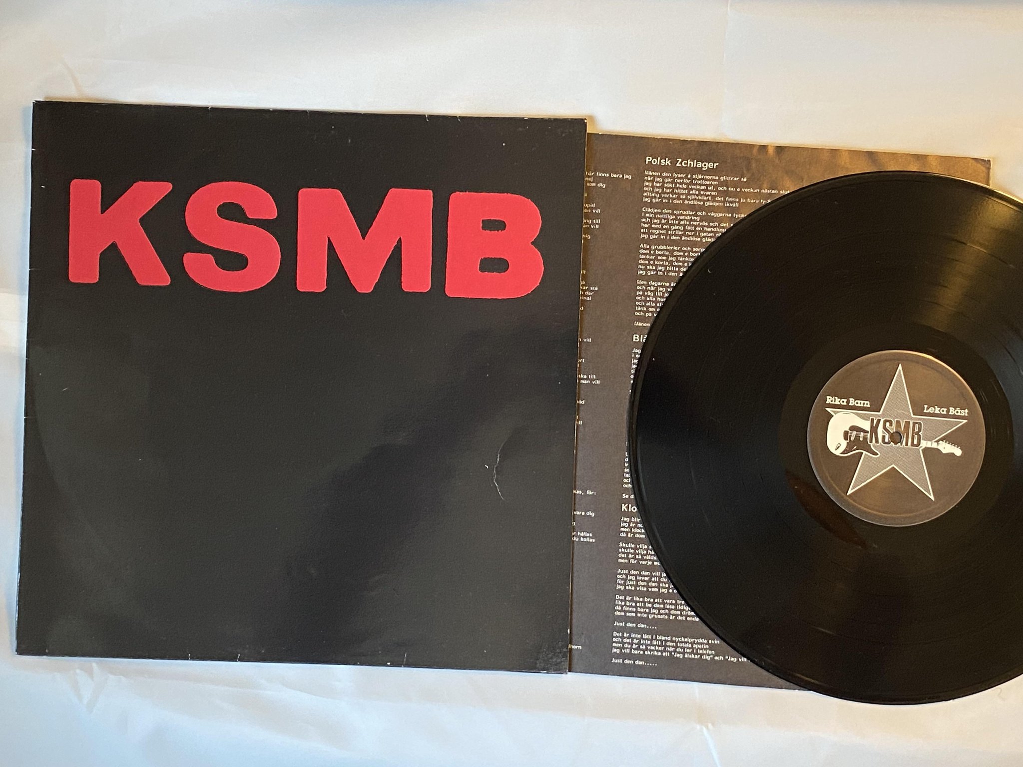 Omslagsbild för skivan KSMB rika barn leka bäst LP -81 MNW 112 P *** embossed sleeve ***