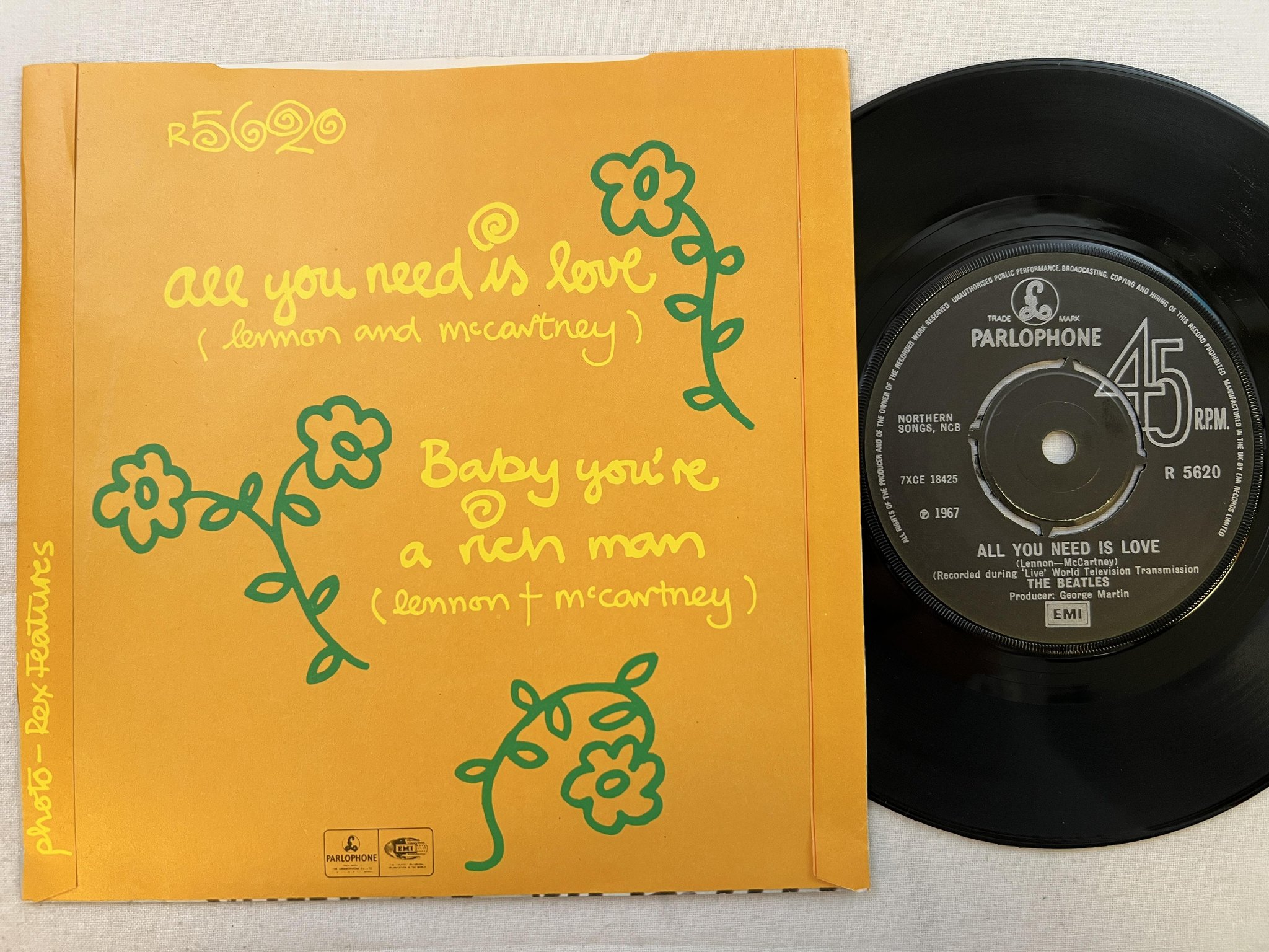 Omslagsbild för skivan THE BEATLES all you need is love 7" re -82 UK PARLOPHONE R 5620