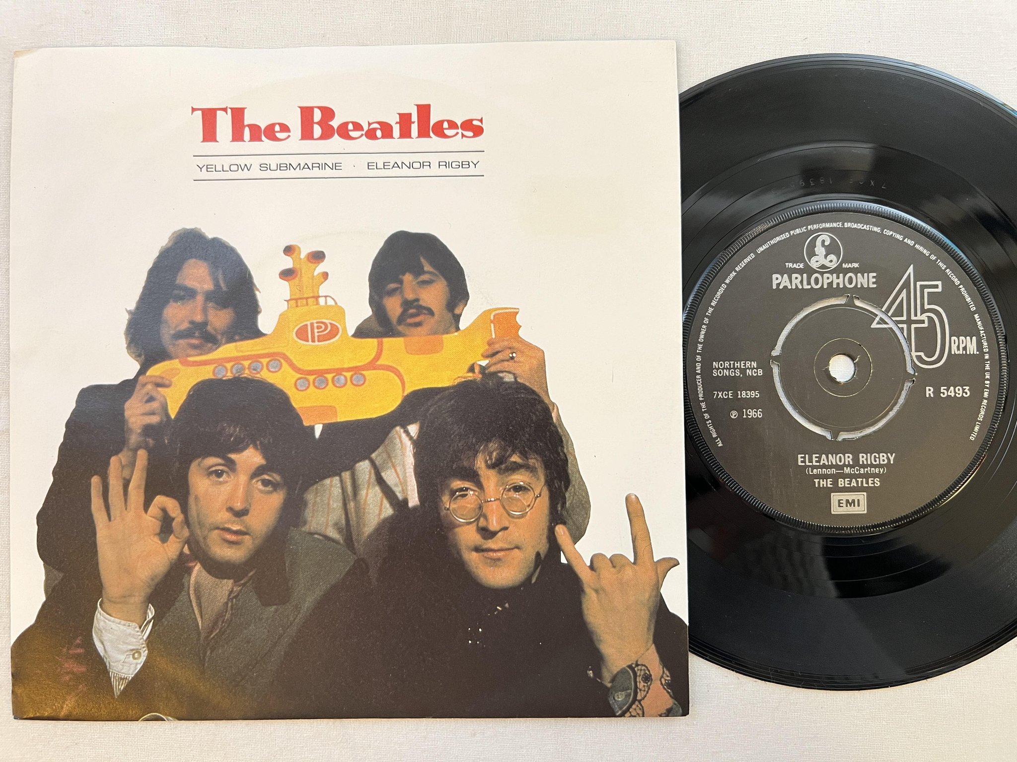 Omslagsbild för skivan THE BEATLES Yellow Submarine 7" re -86 UK PARLOPHONE R 5493