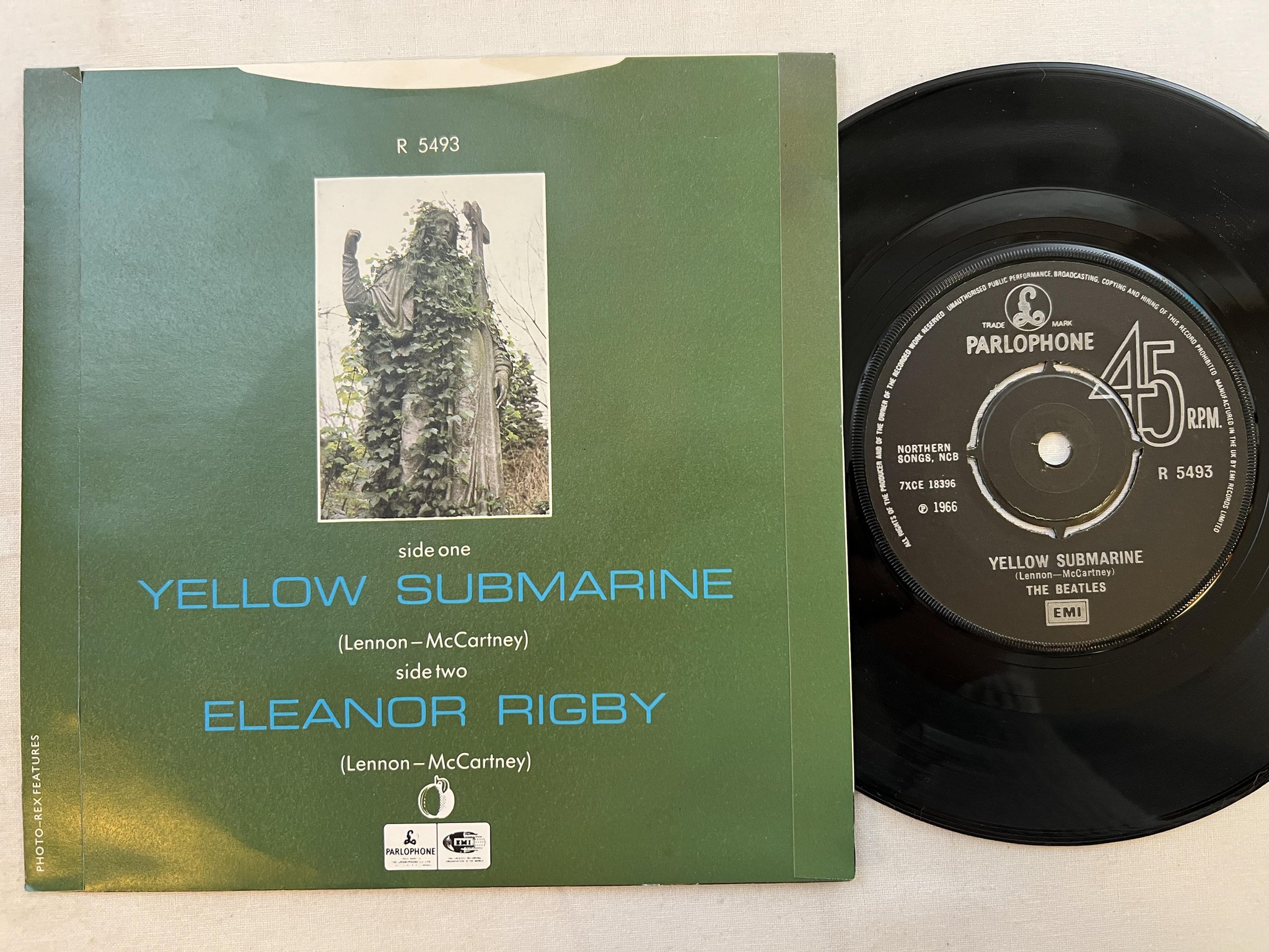 Omslagsbild för skivan THE BEATLES Yellow Submarine 7" re -86 UK PARLOPHONE R 5493