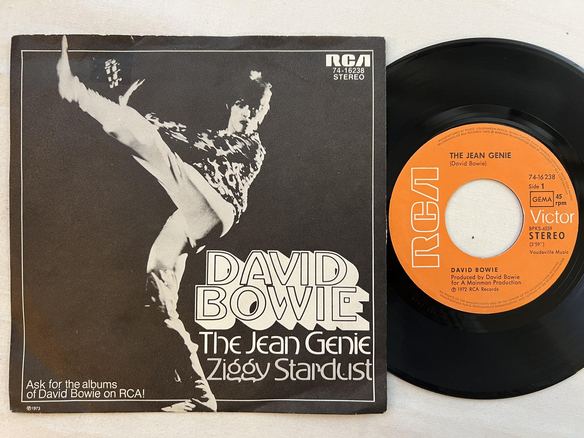 Omslagsbild för skivan DAVID BOWIE The Jean Genie 7" -73 Ger RCA Victor 74-16 238