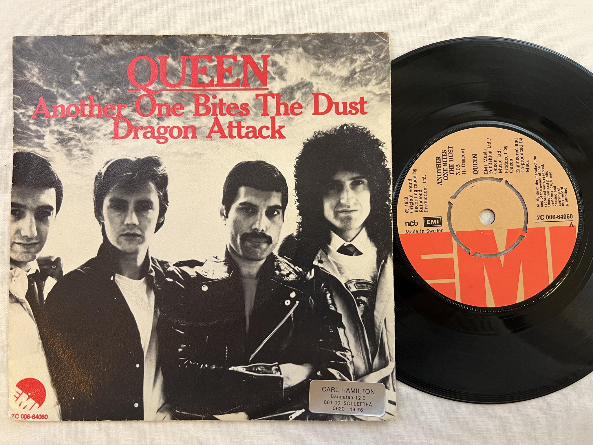 Omslagsbild för skivan QUEEN Another One Bites The Dust 7" -80 Swe EMI 7C 064-64060