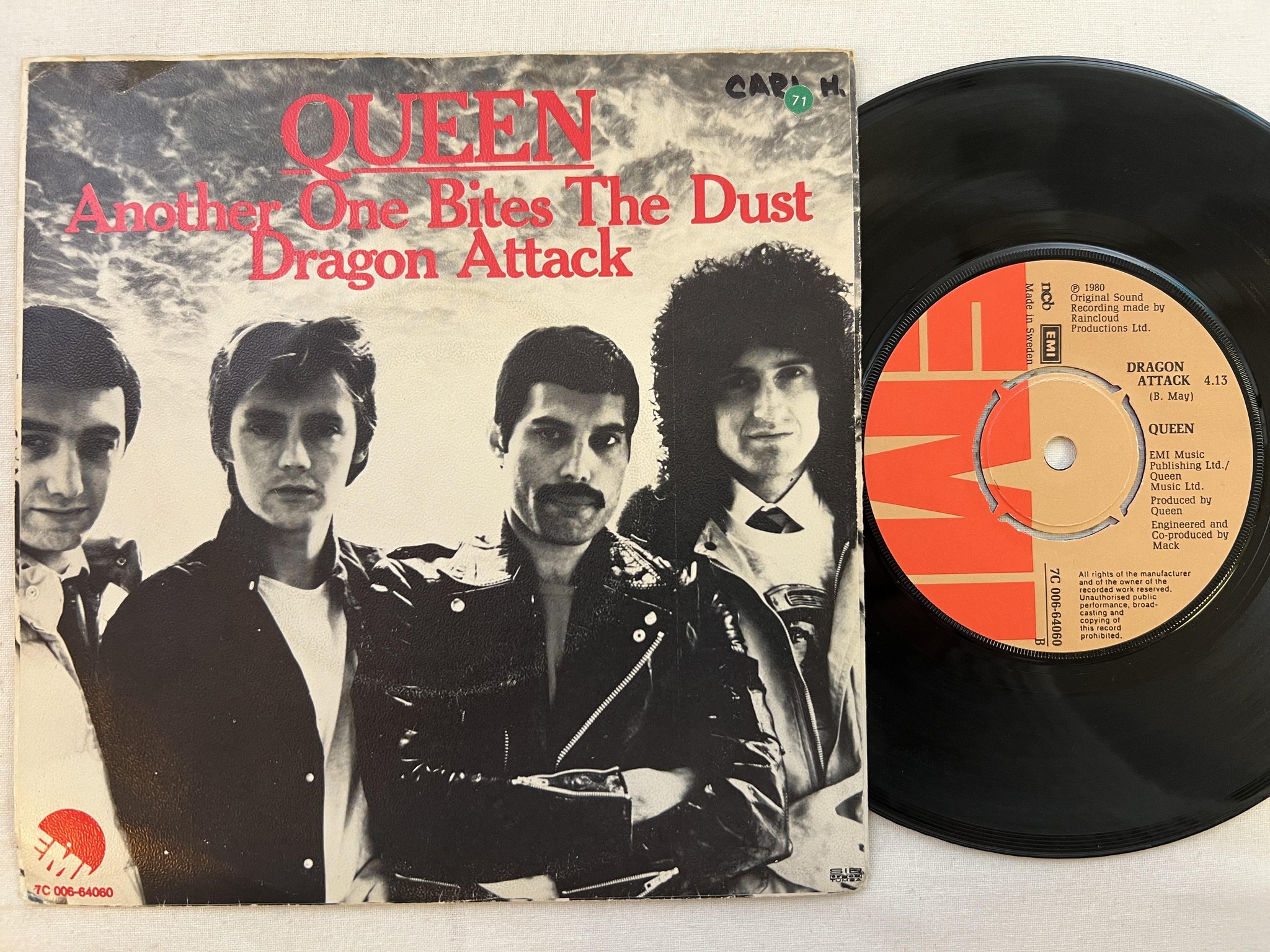 Omslagsbild för skivan QUEEN Another One Bites The Dust 7" -80 Swe EMI 7C 064-64060