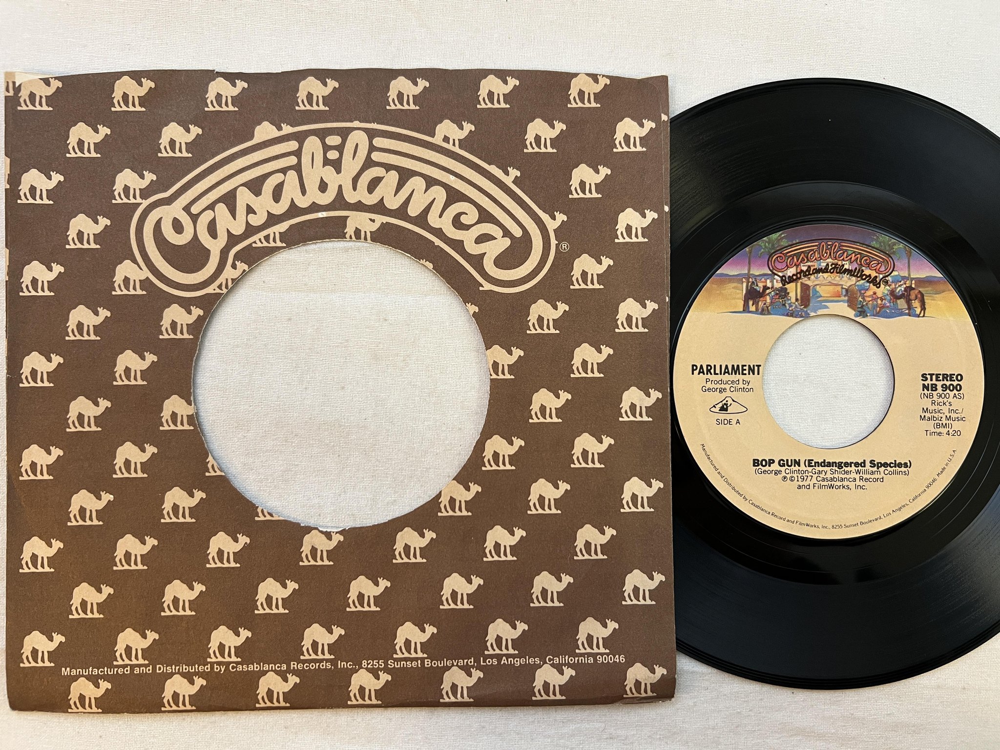 Omslagsbild för skivan PARLIAMENT bop gun 7" -77 US CASABLANCA NB 900 *** P Funk ***