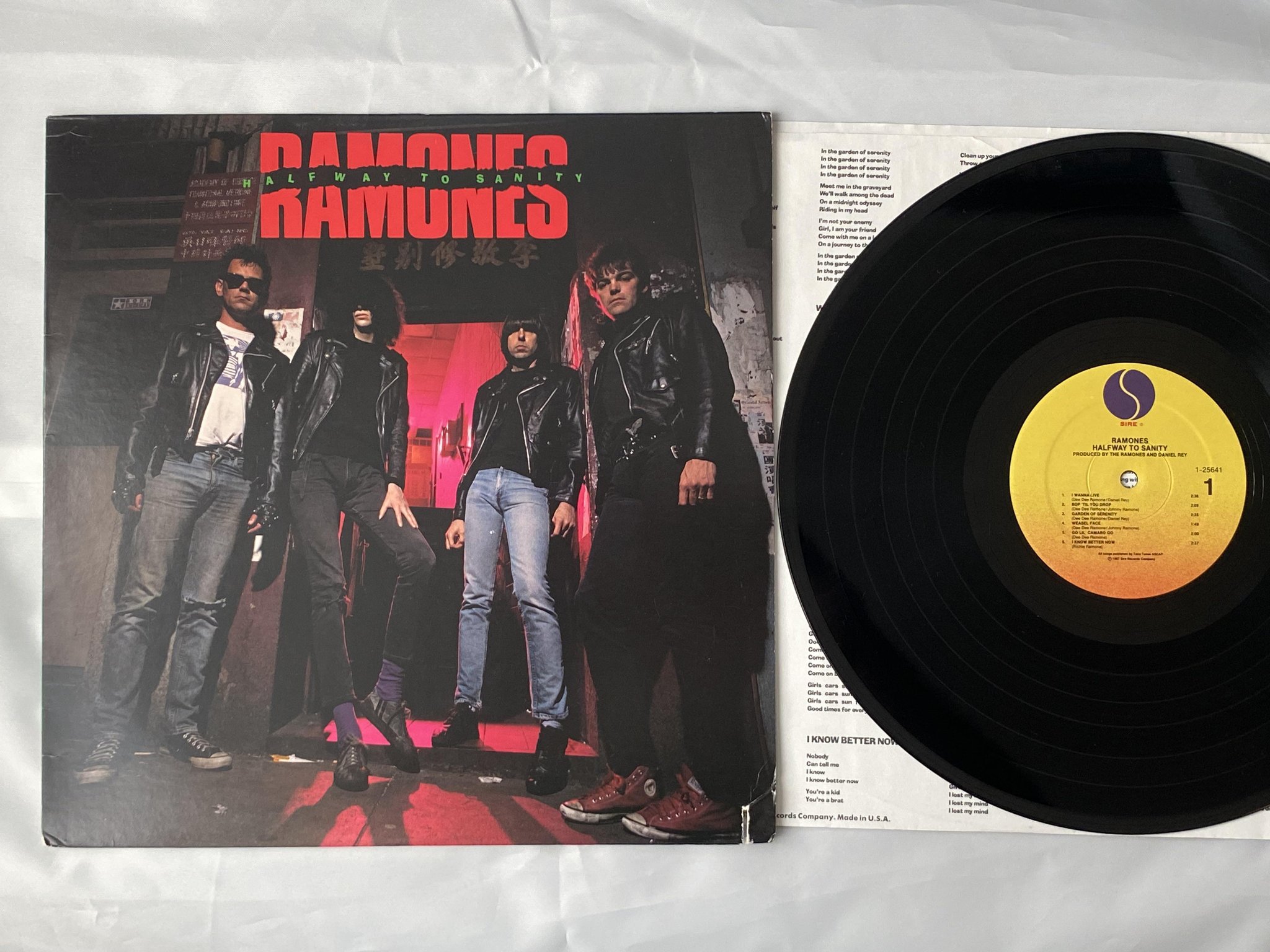 Omslagsbild för skivan THE RAMONES halfway to sanity LP -87 US SIRE 1-25641