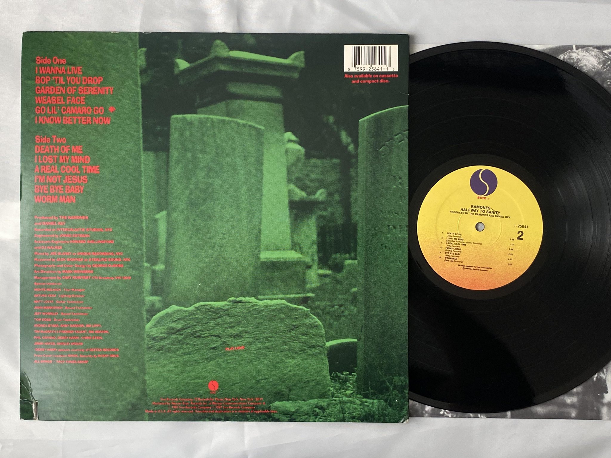 Omslagsbild för skivan THE RAMONES halfway to sanity LP -87 US SIRE 1-25641