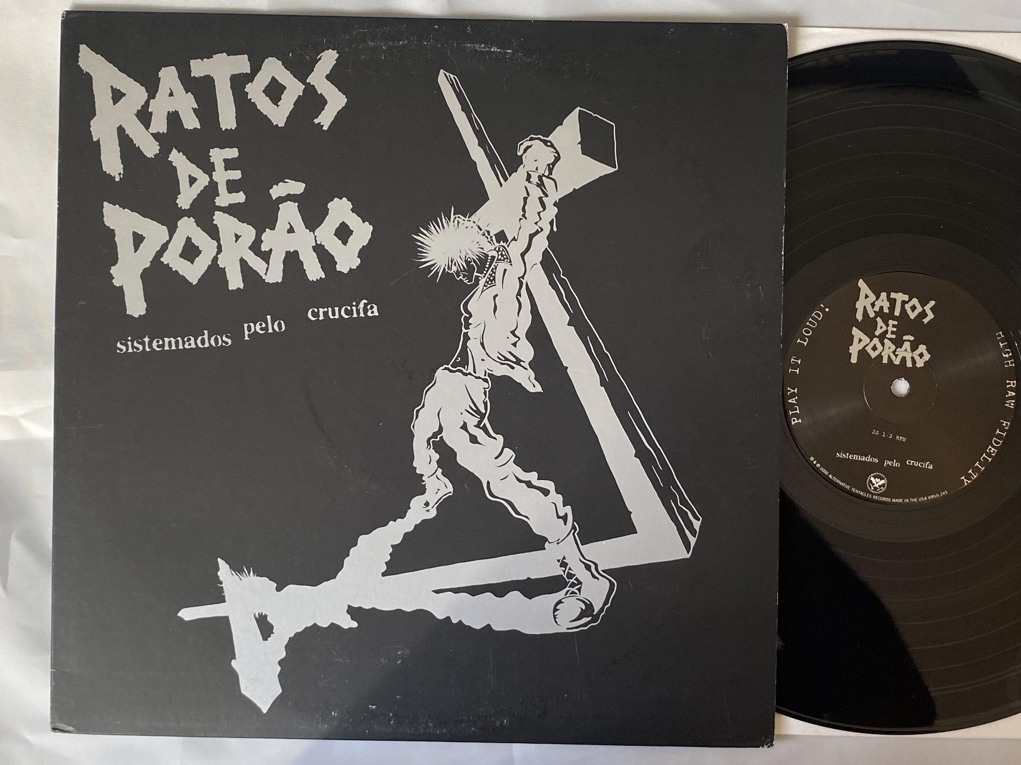 Omslagsbild för skivan RATOS DE PORAO Sistemados Pelo Crucifa LP -01 US ALTERNATIVE TENTACLES VIRUS 249