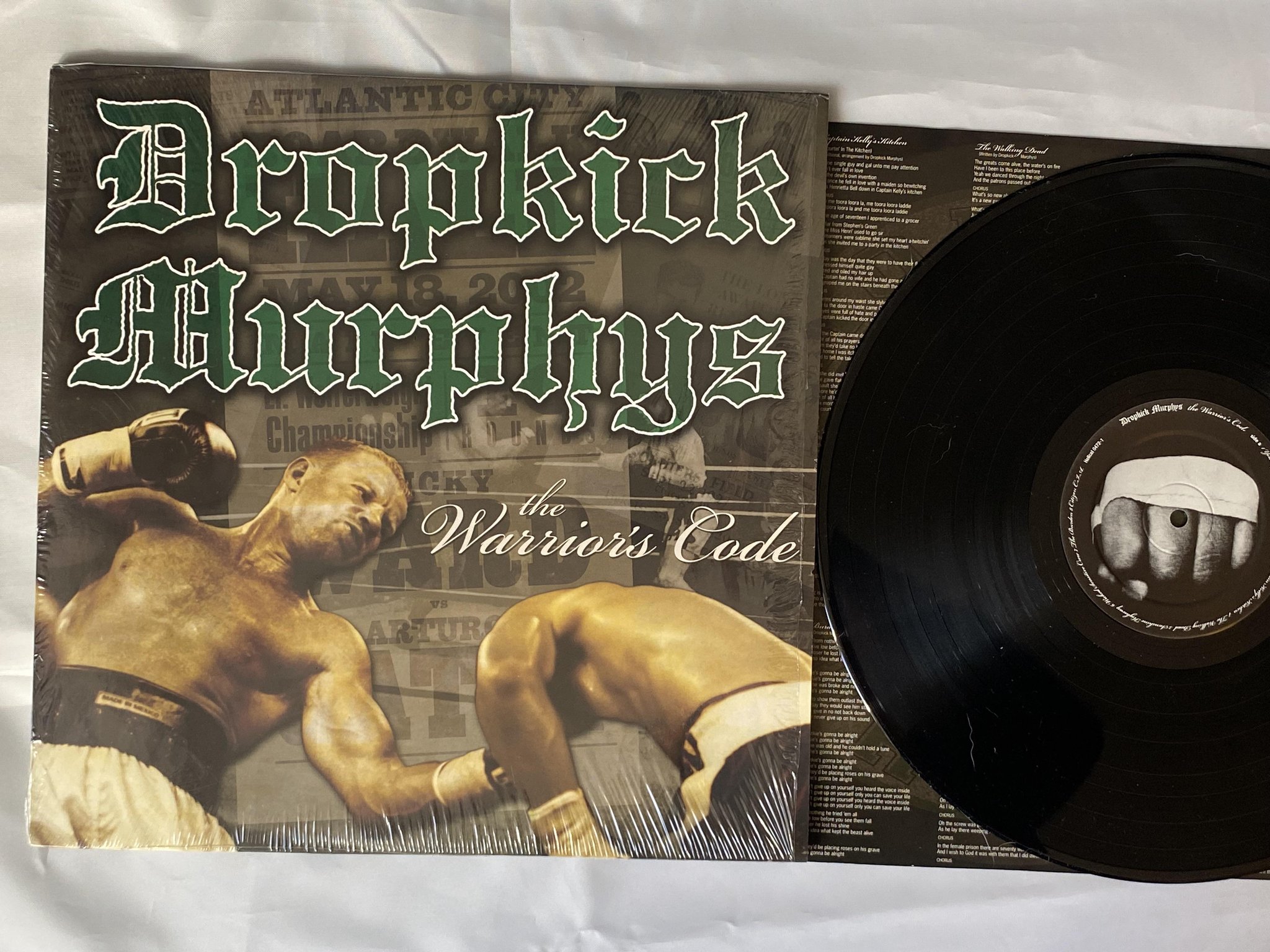 Omslagsbild för skivan DROPKICK MURPHYS The Warrior's Code LP 2005 hellcat 0472-1