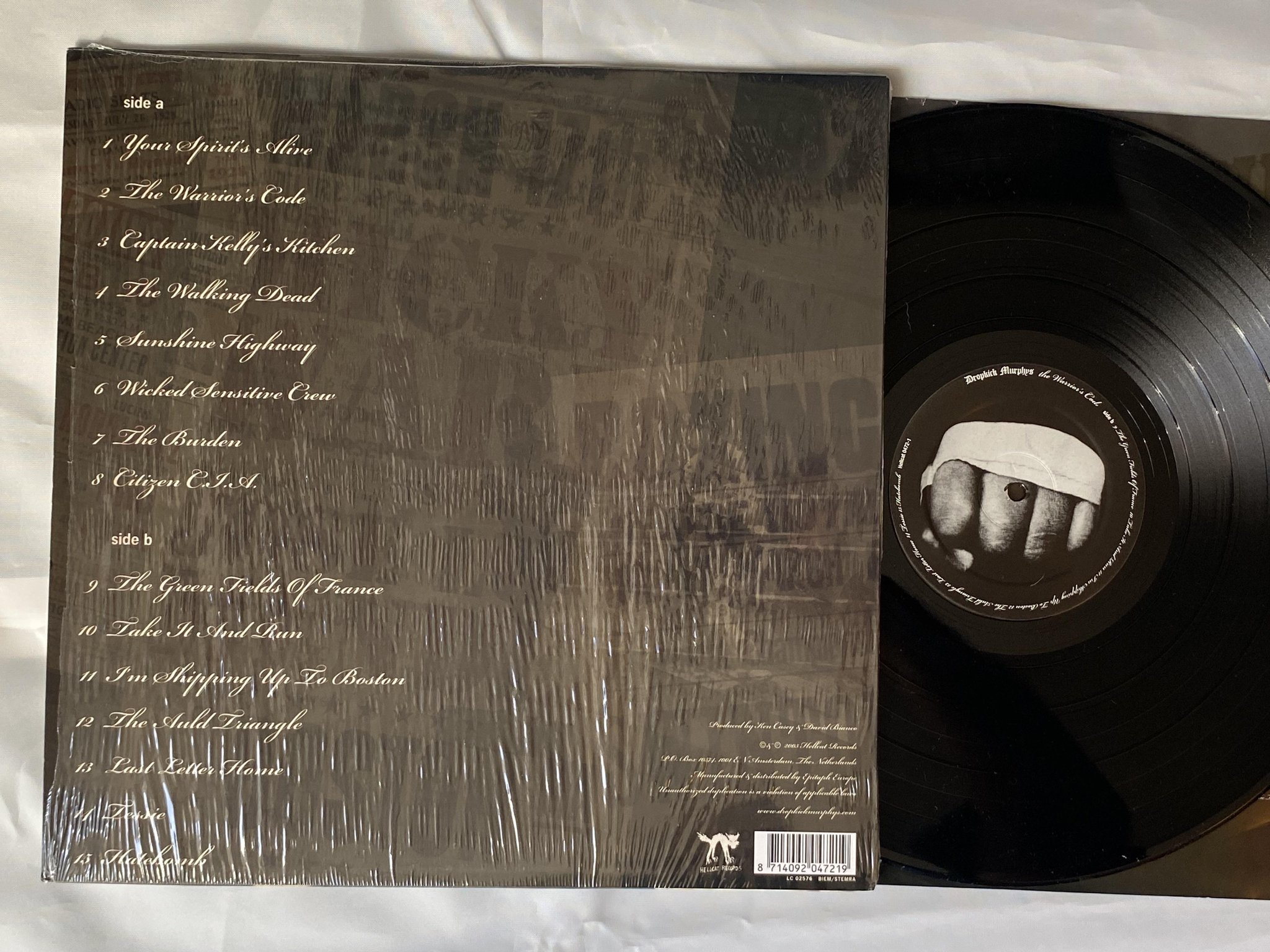 Omslagsbild för skivan DROPKICK MURPHYS The Warrior's Code LP 2005 hellcat 0472-1