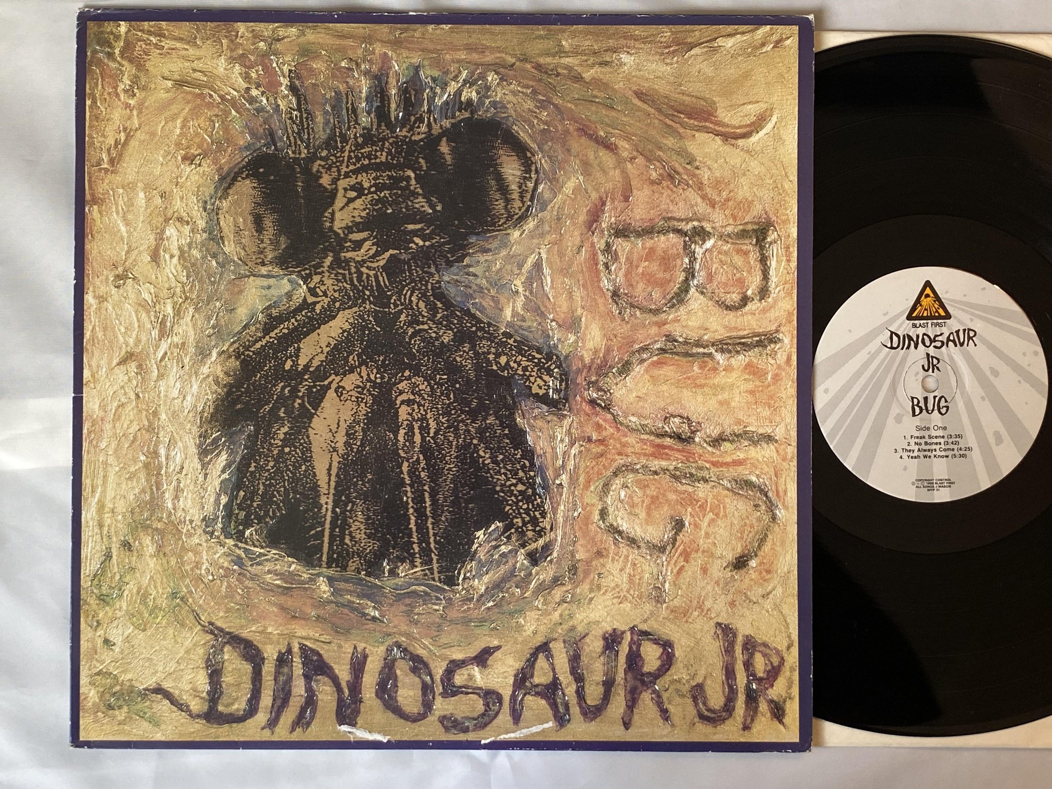 Omslagsbild för skivan DINOSAUR JR bug LP -88 UK BLACK FIRST BFFP 31