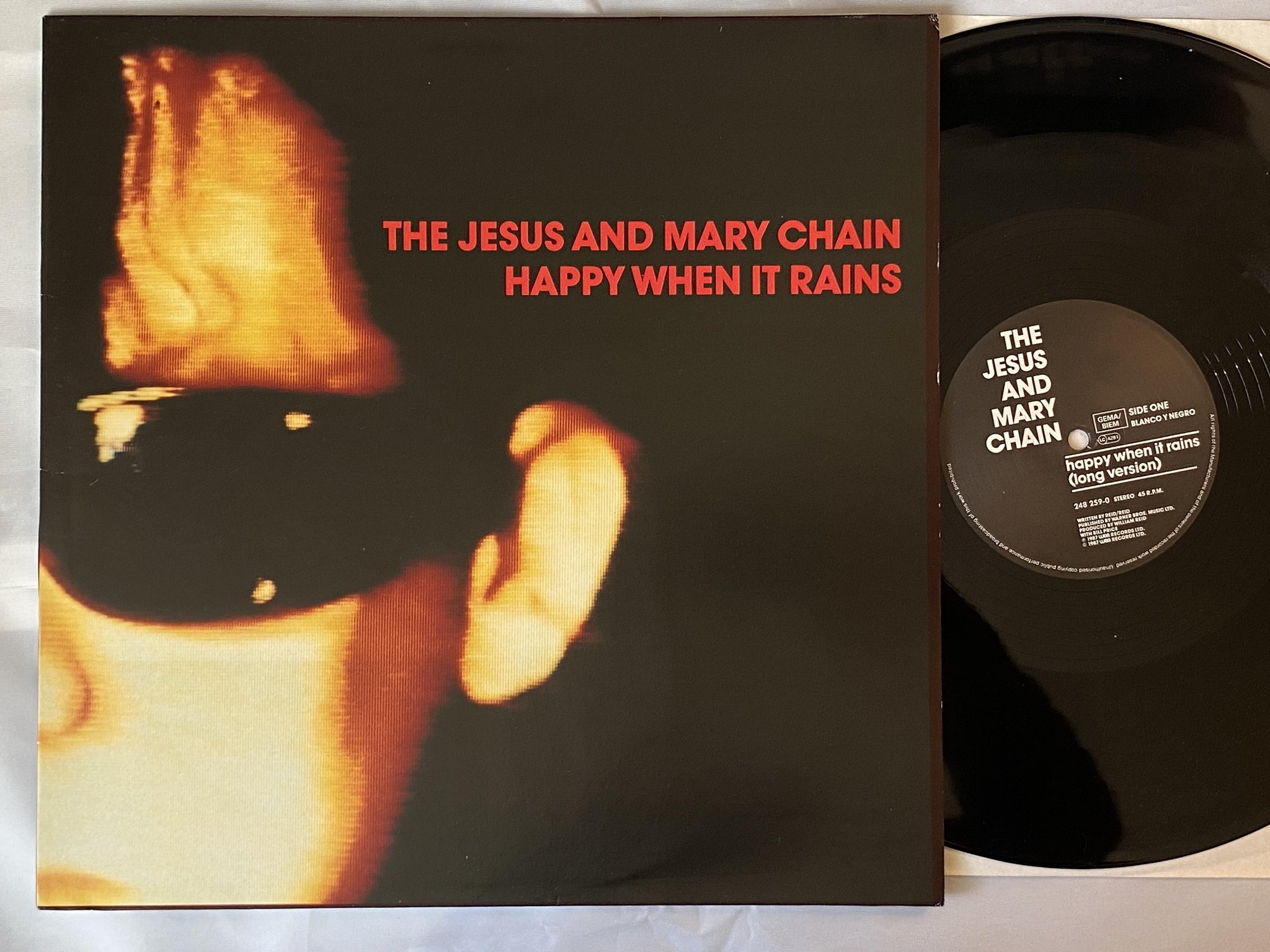 Omslagsbild för skivan THE JESUS AND MARY CHAIN Happy When It Rains 12"single -87 Ger BLANCO Y NEGRO