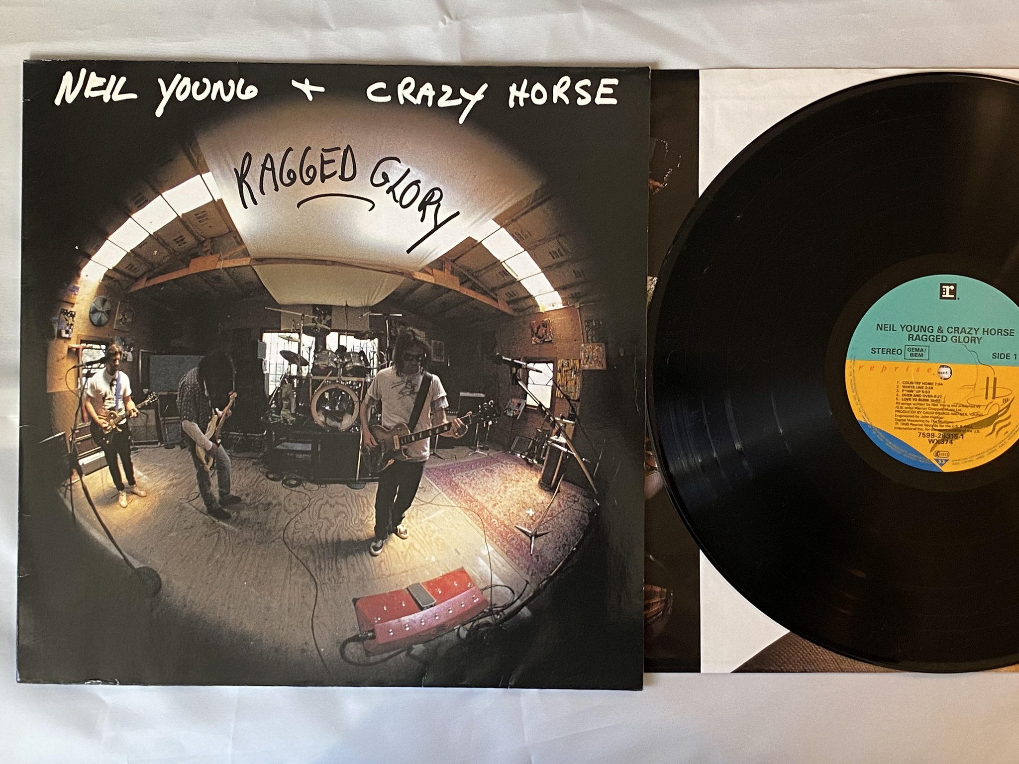 Omslagsbild för skivan NEIL YOUNG & CRAZY HORSE ragged glory LP -90 REPRISE 7599-26315-1