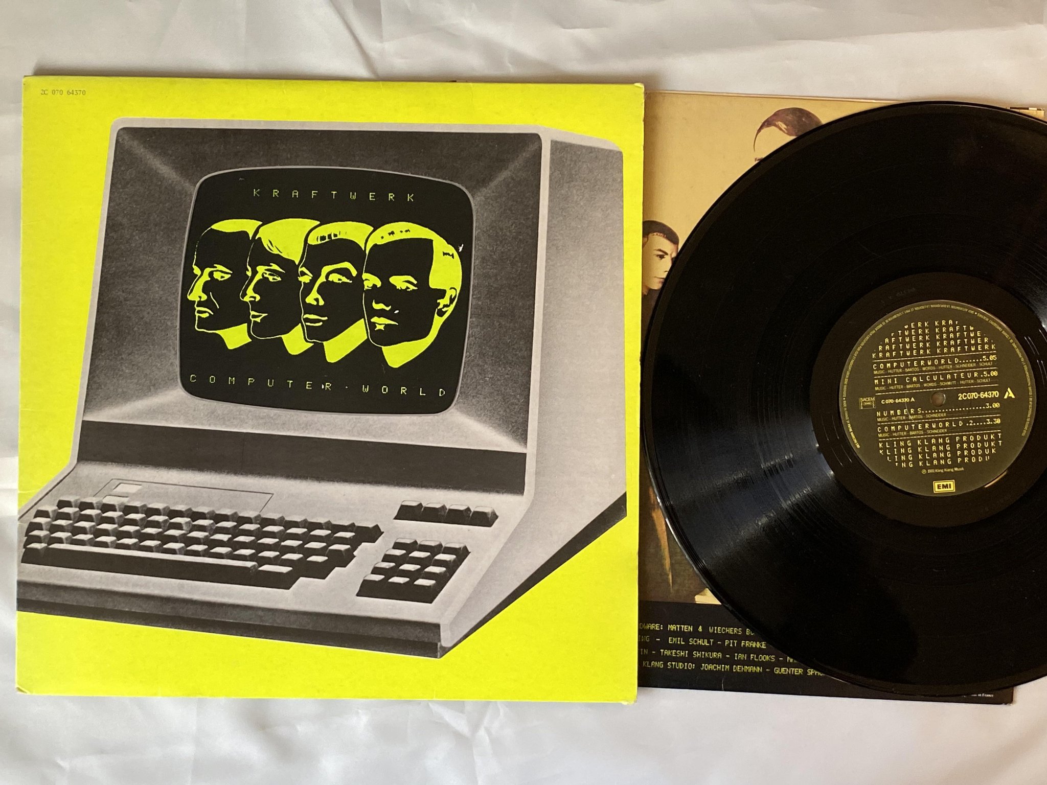 Omslagsbild för skivan KRAFTWERK computer world LP -81 Fra EMI 2C 070-64370