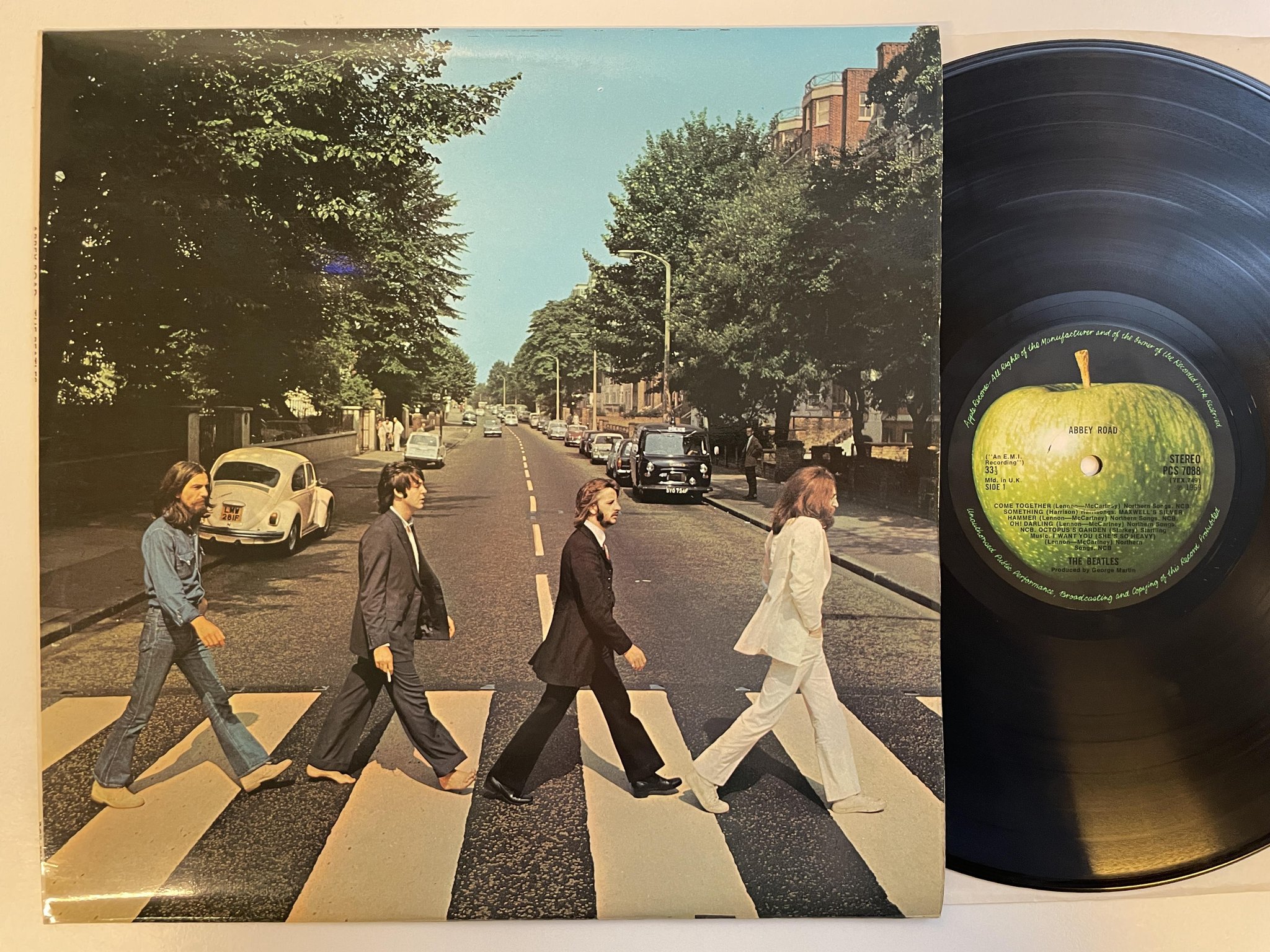 Omslagsbild för skivan THE BEATLES abbey road LP -69 UK APPLE PCS 7088 *** MISALIGNED APPLE ***
