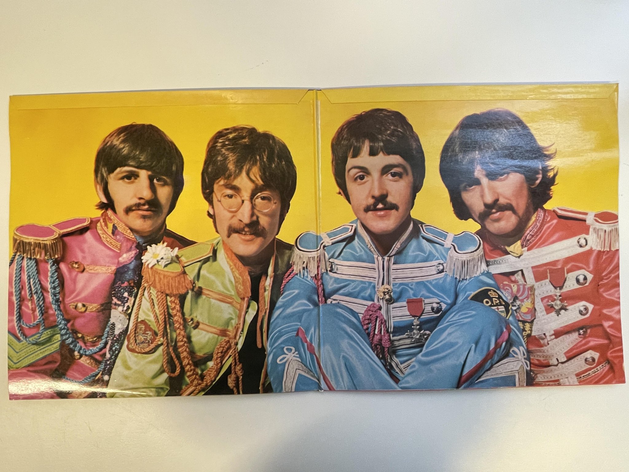 Omslagsbild för skivan THE BEATLES Sgt Pepper's lonely heart club band LP -67 UK PARLOPHONE PCS 7027