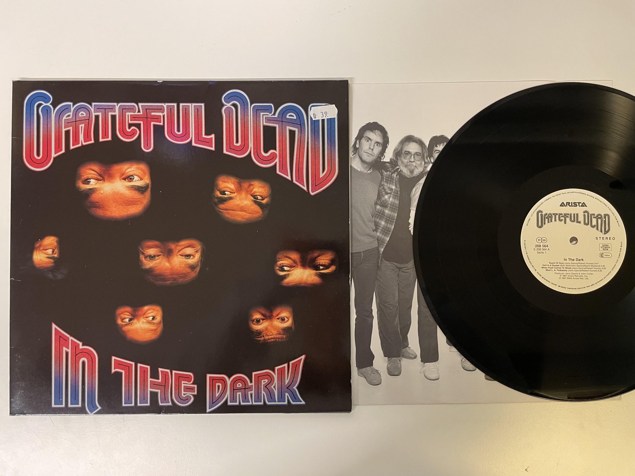 Omslagsbild för skivan GRATEFUL DEAD in the dark LP -87 Arista 208 564