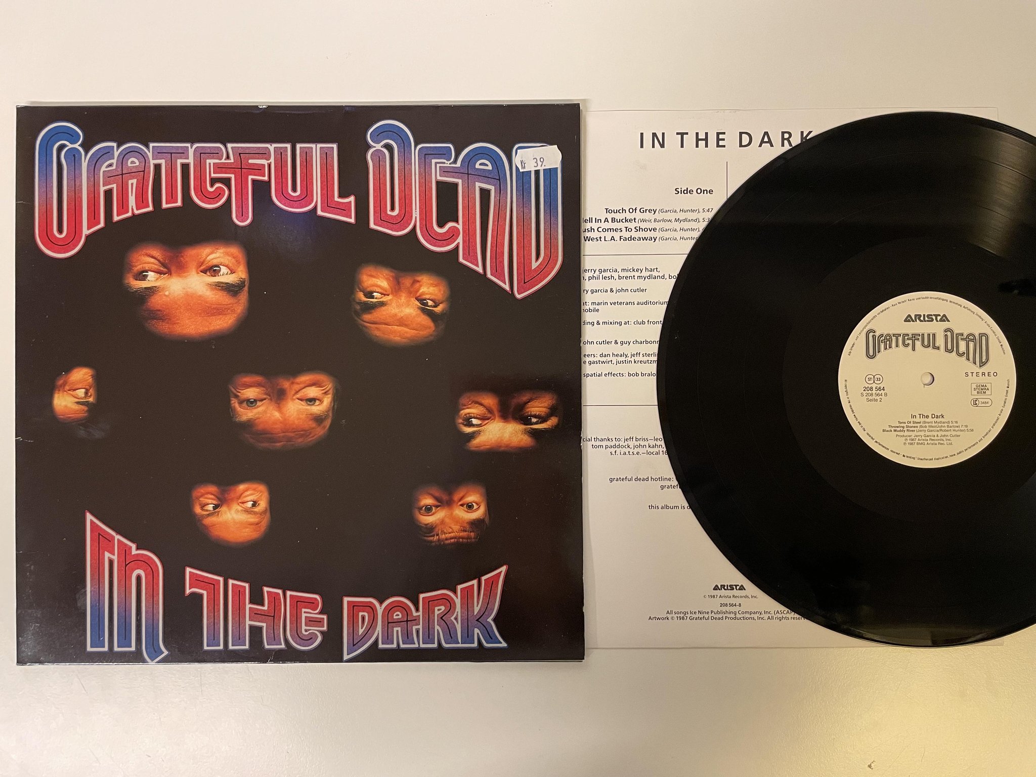 Omslagsbild för skivan GRATEFUL DEAD in the dark LP -87 Arista 208 564