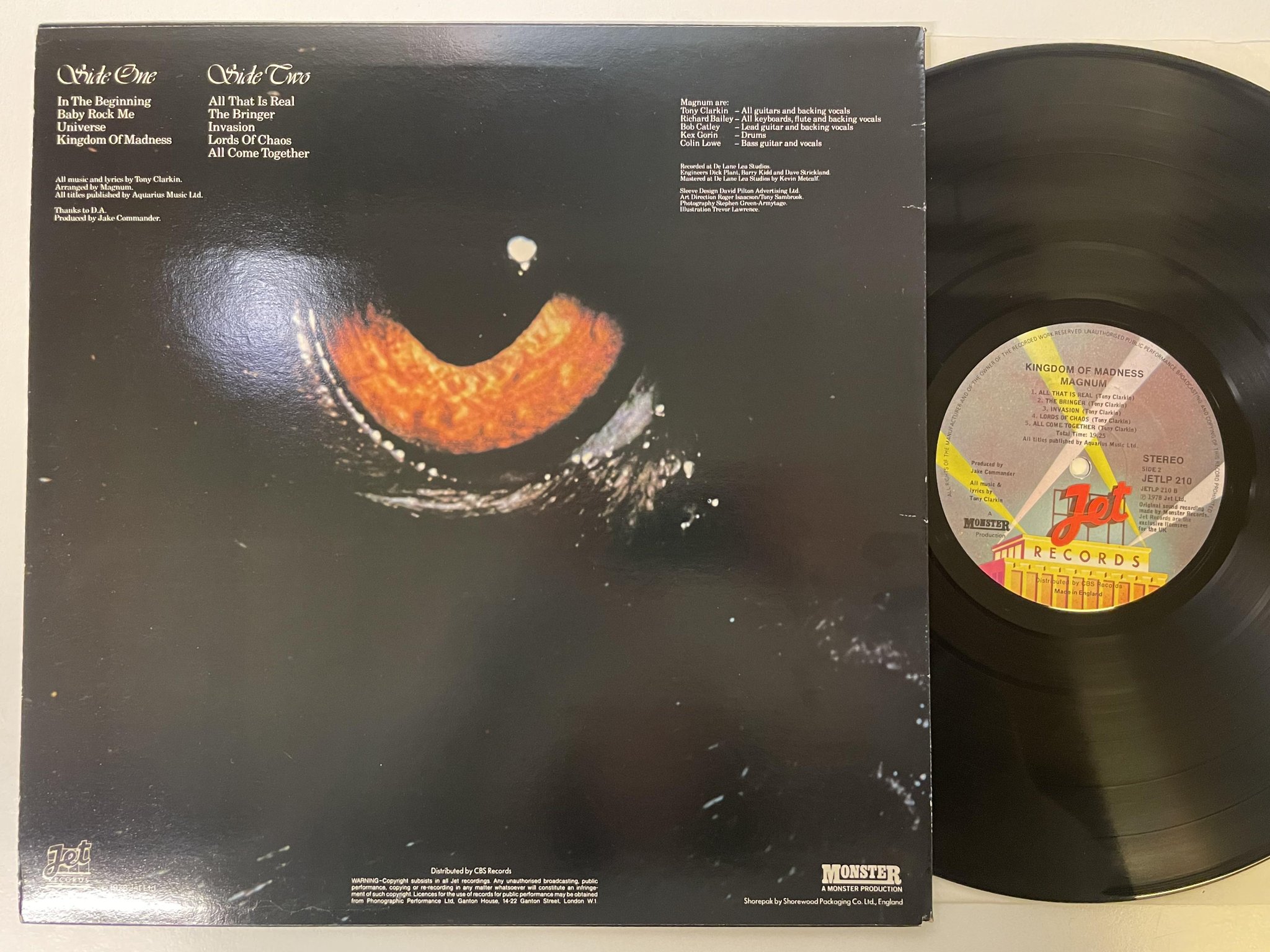 Omslagsbild för skivan MAGNUM kingdom of madness LP -78 UK JET JETLP 210