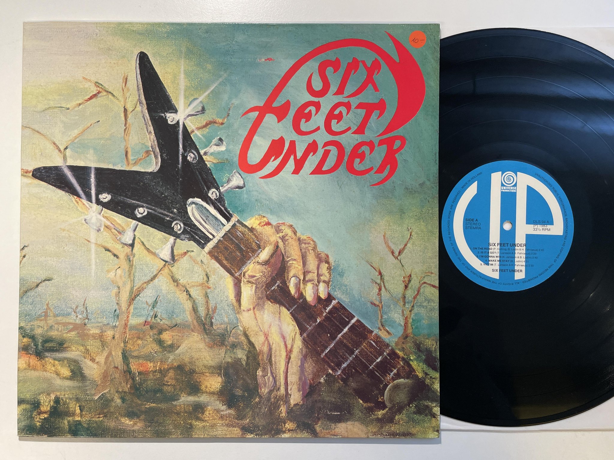 Omslagsbild för skivan SIX FEET UNDER s/t LP Hol -83 UNIVERSE PRODUCTIONS DLS 94