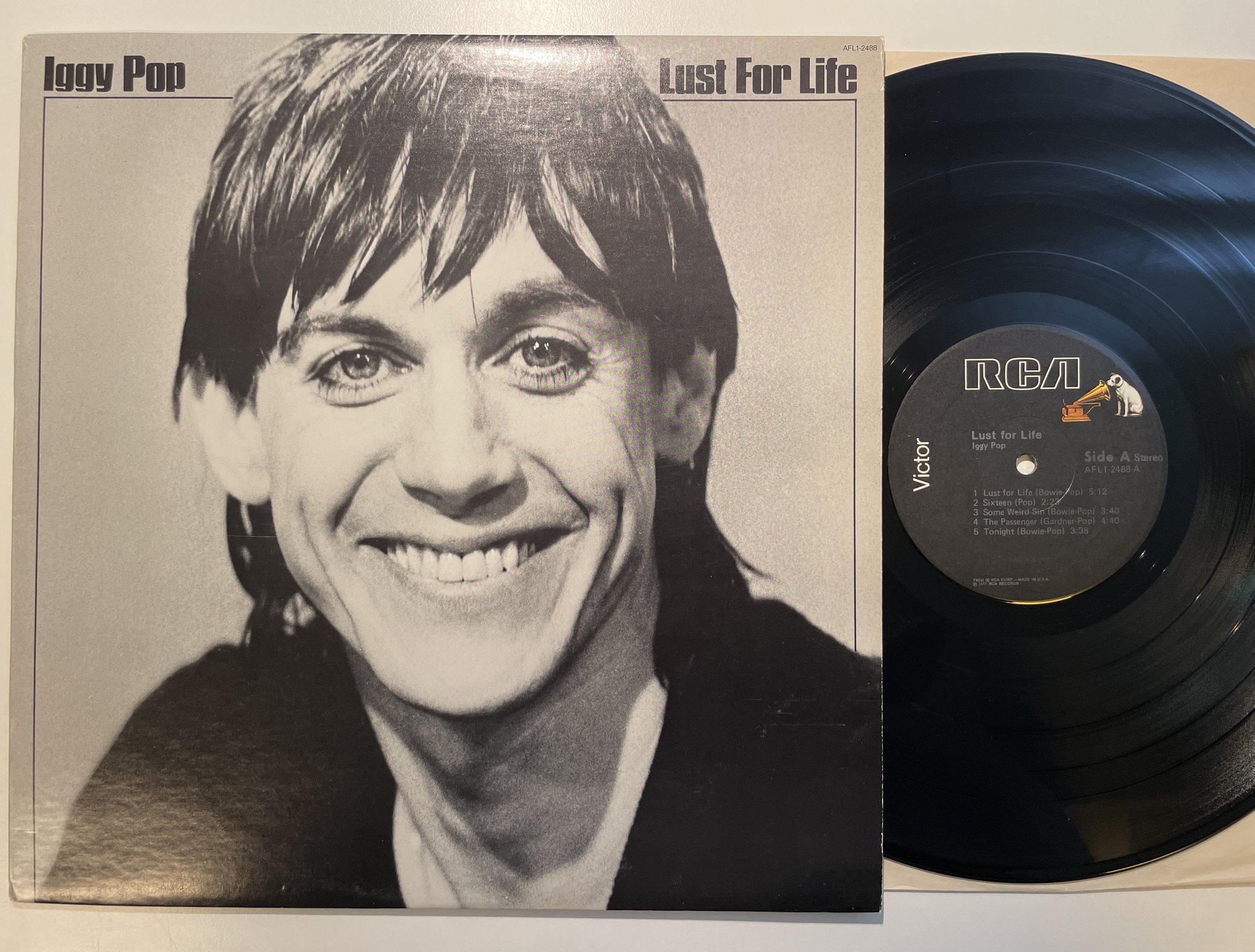 Omslagsbild för skivan IGGY POP lust for life LP -77 US RCA Victor AFL1-2488 *** CLASSIC ***