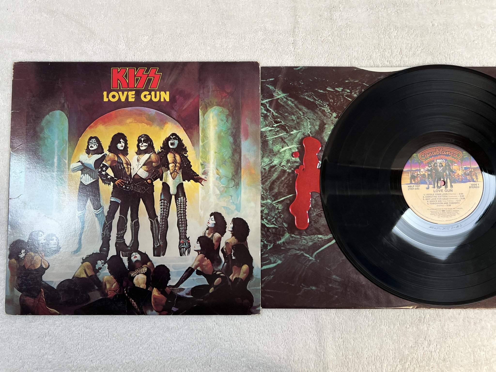 Omslagsbild för skivan KISS love gun LP -77 US casablanca NBLP 7057 *** complete w/ all inserts ***