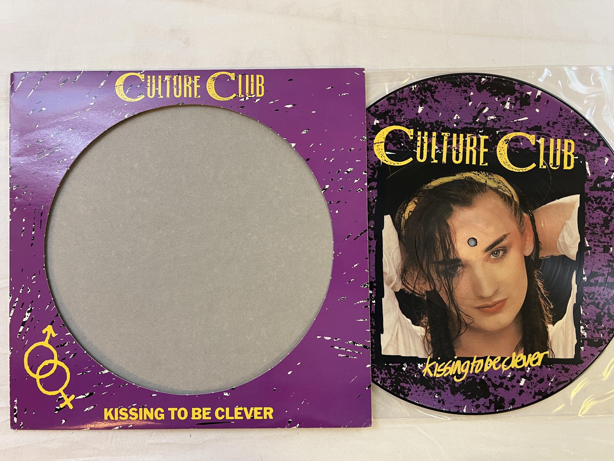 Omslagsbild för skivan CULTURE CLUB kissing to be clever 12"LP PICTURE DISC -82 virgin VP2232