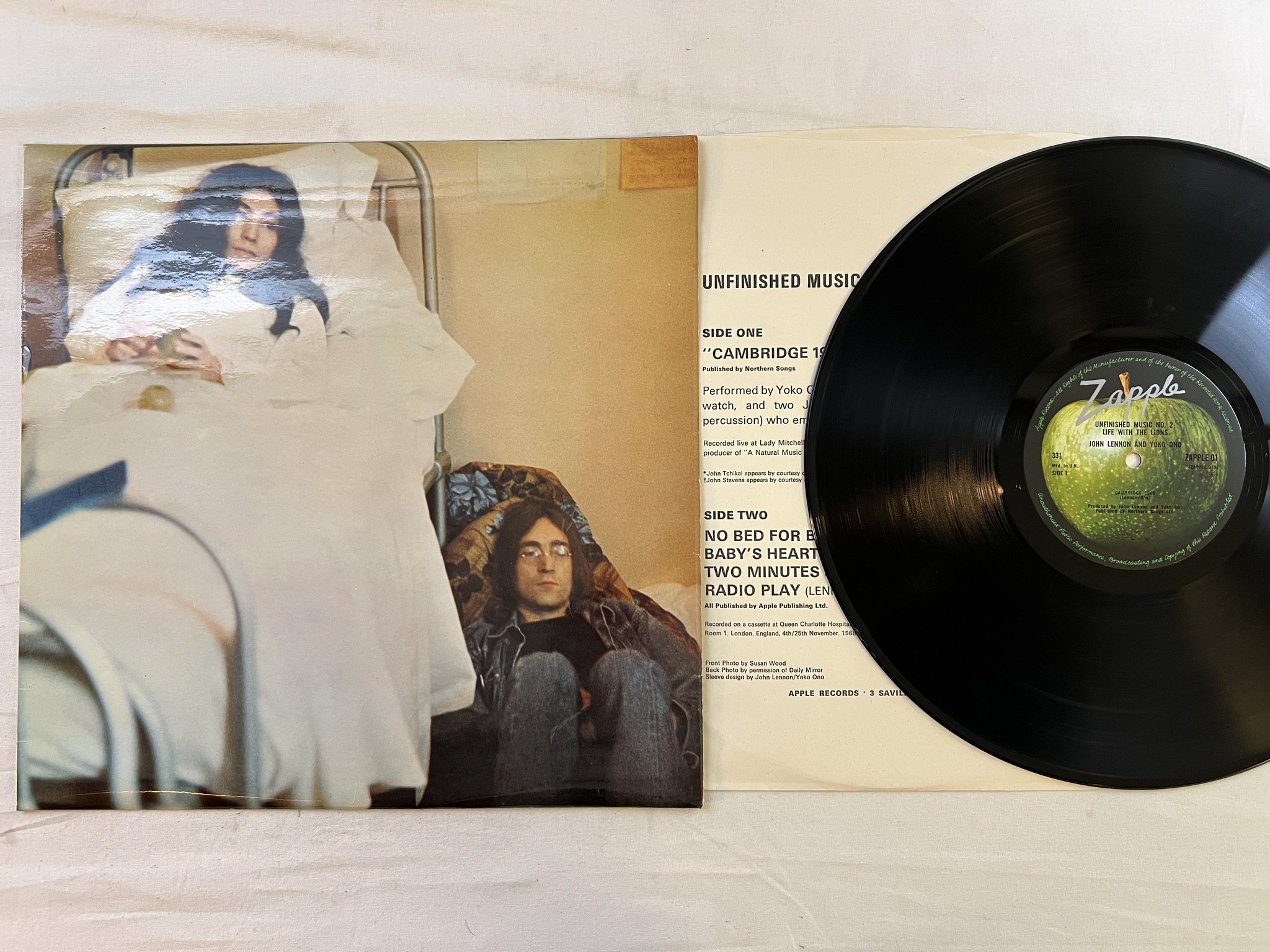 Omslagsbild för skivan JOHN LENNON / YOKO ONO Unfinished Music No. 2 LP -69 UK ZAPPLE 01 *** RARE ***