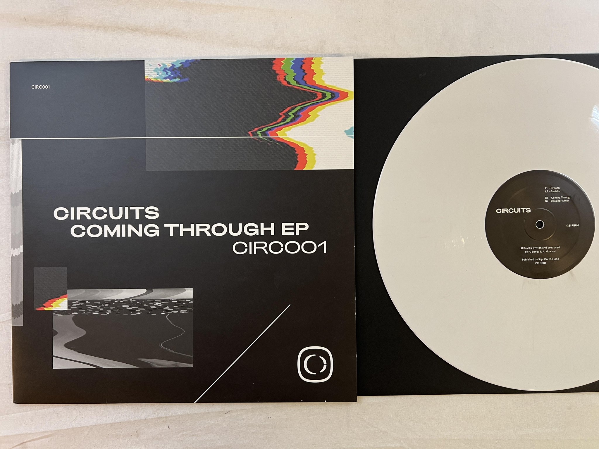 Omslagsbild för skivan CIRCUITS Coming Through EP 12" UK 2018 CRITICAL CIRC001 ** Drum n Bass **