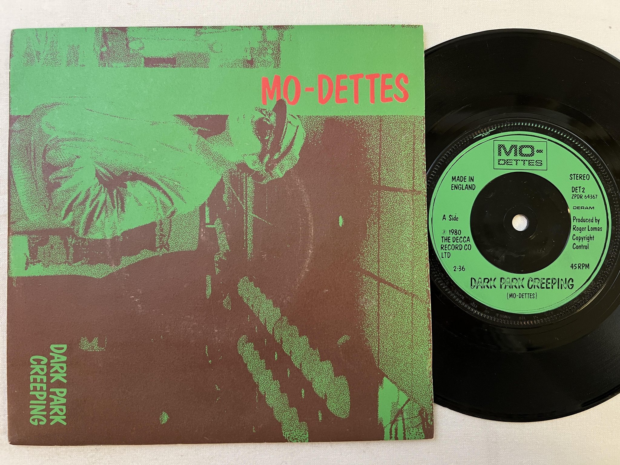 Omslagsbild för skivan MO-DETTES dark park creeping 7" -80 UK DERAM DET2