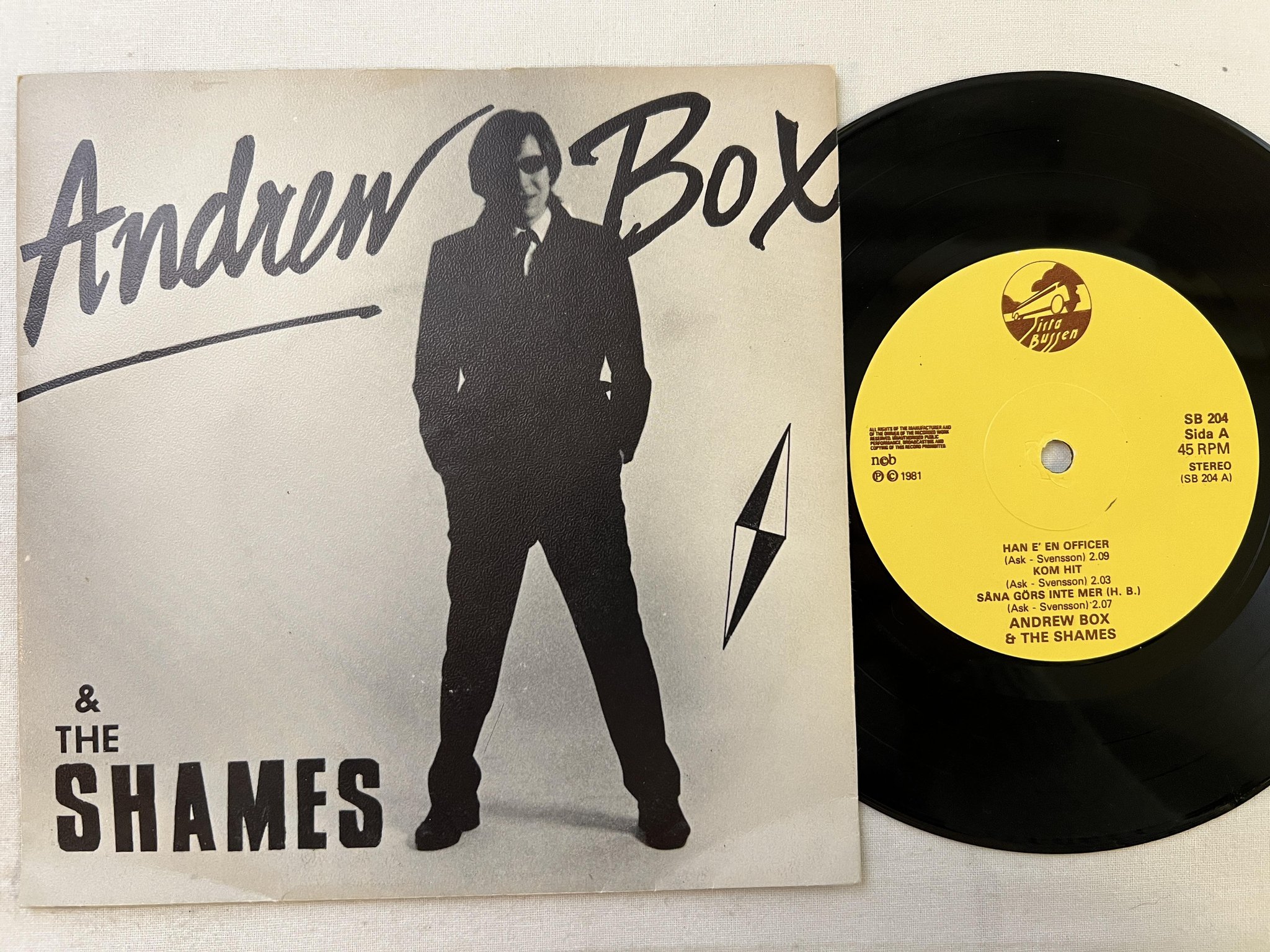Omslagsbild för skivan ANDREW BOX & THE SHAMES han e en officer 7" -81 Swe SISTA BUSSEN SB 204