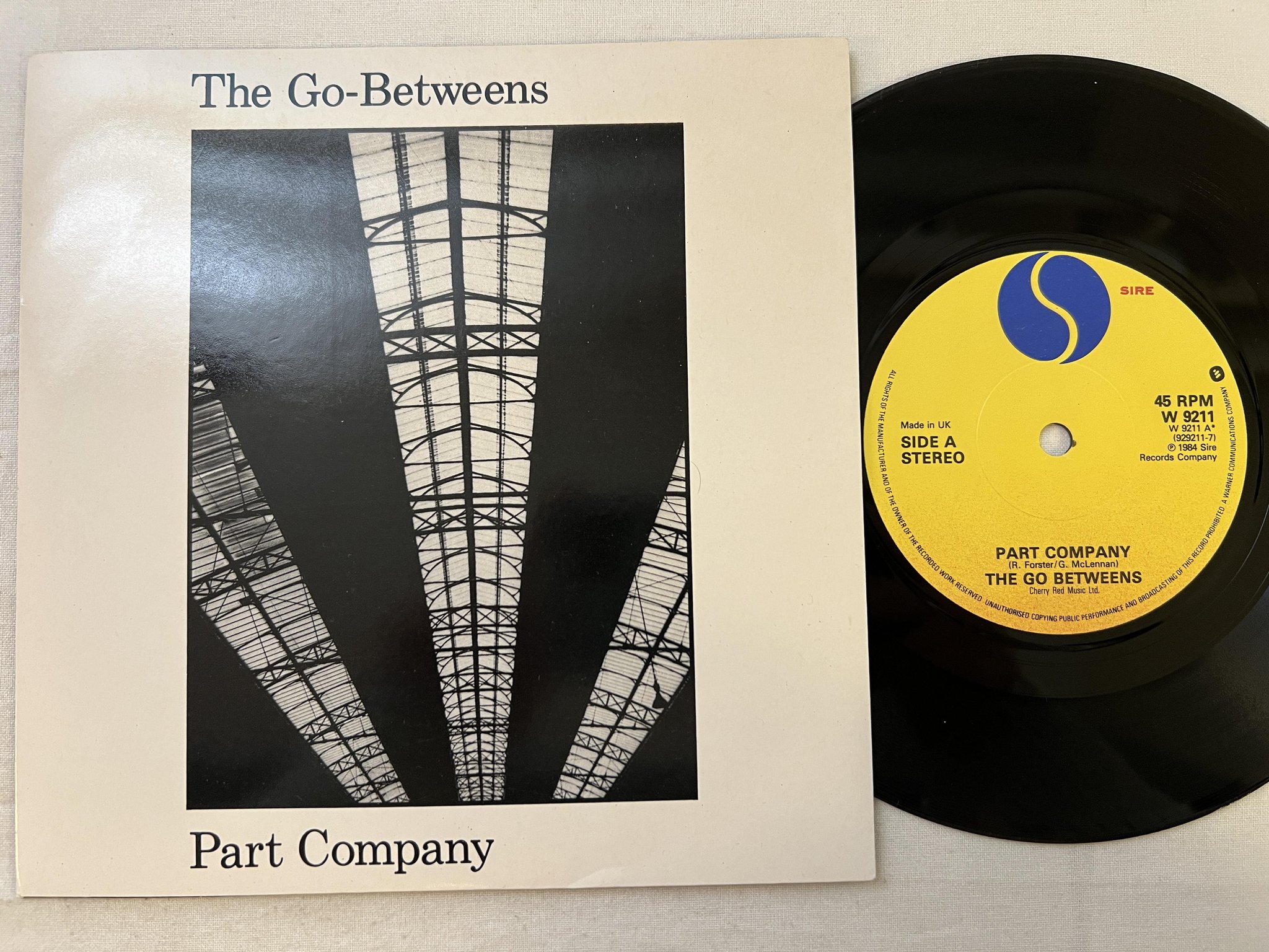 Omslagsbild för skivan THE GO BETWEENS part company 7" -84 UK SIRE W 9211