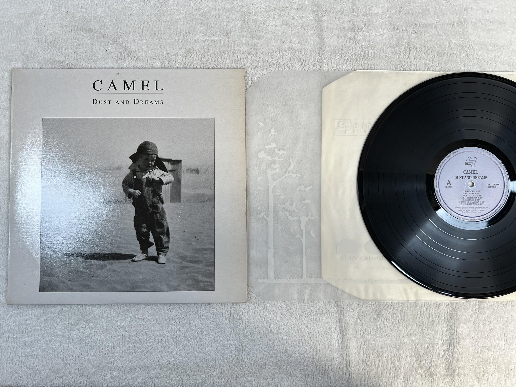 Omslagsbild för skivan CAMEL dust and dreams LP -92 South Korea CANYON INT R-1085 ** rare prog rock **