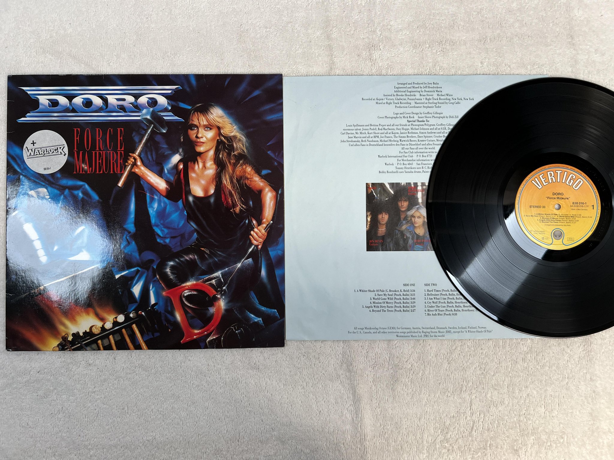 Omslagsbild för skivan DORO force majeure LP -89 Ger VERTIGO 838 016-1