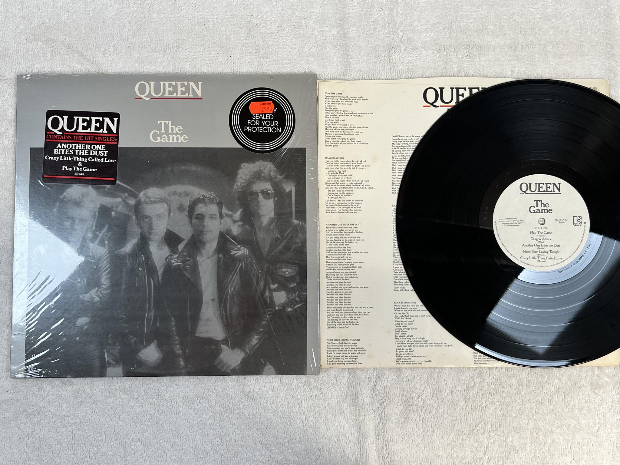 Omslagsbild för skivan QUEEN the game LP -80 US ELEKTRA 5E-513 SP *** Hype Sticker ***