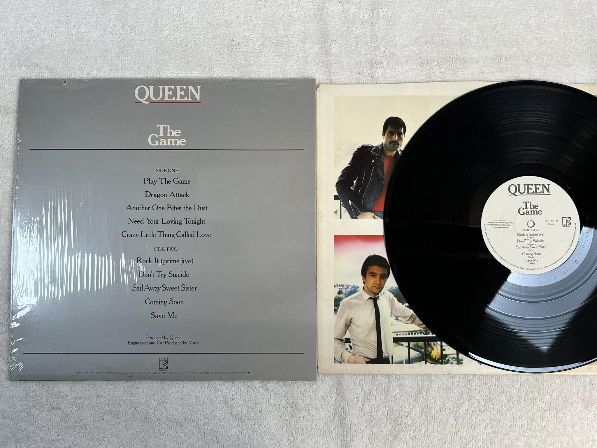 Omslagsbild för skivan QUEEN the game LP -80 US ELEKTRA 5E-513 SP *** Hype Sticker ***
