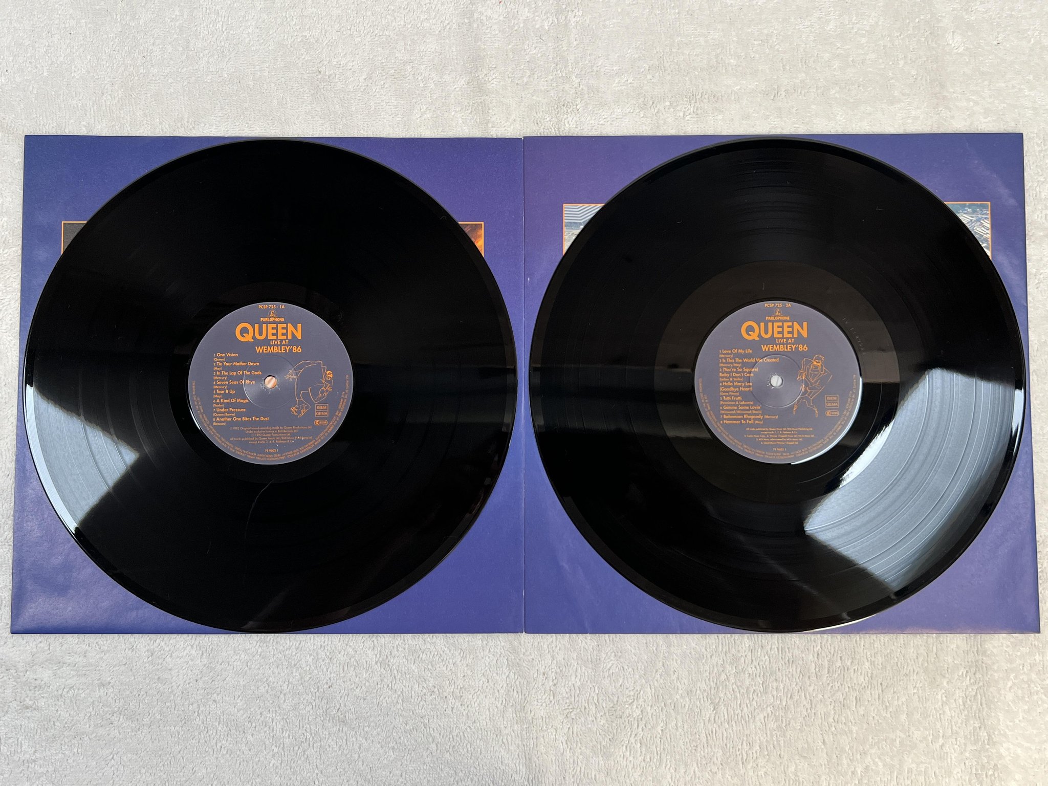 Omslagsbild för skivan QUEEN Live At Wembley '86 2xLP -92 UK PARLOPHONE PCSP 725 *** VERY RARE ***