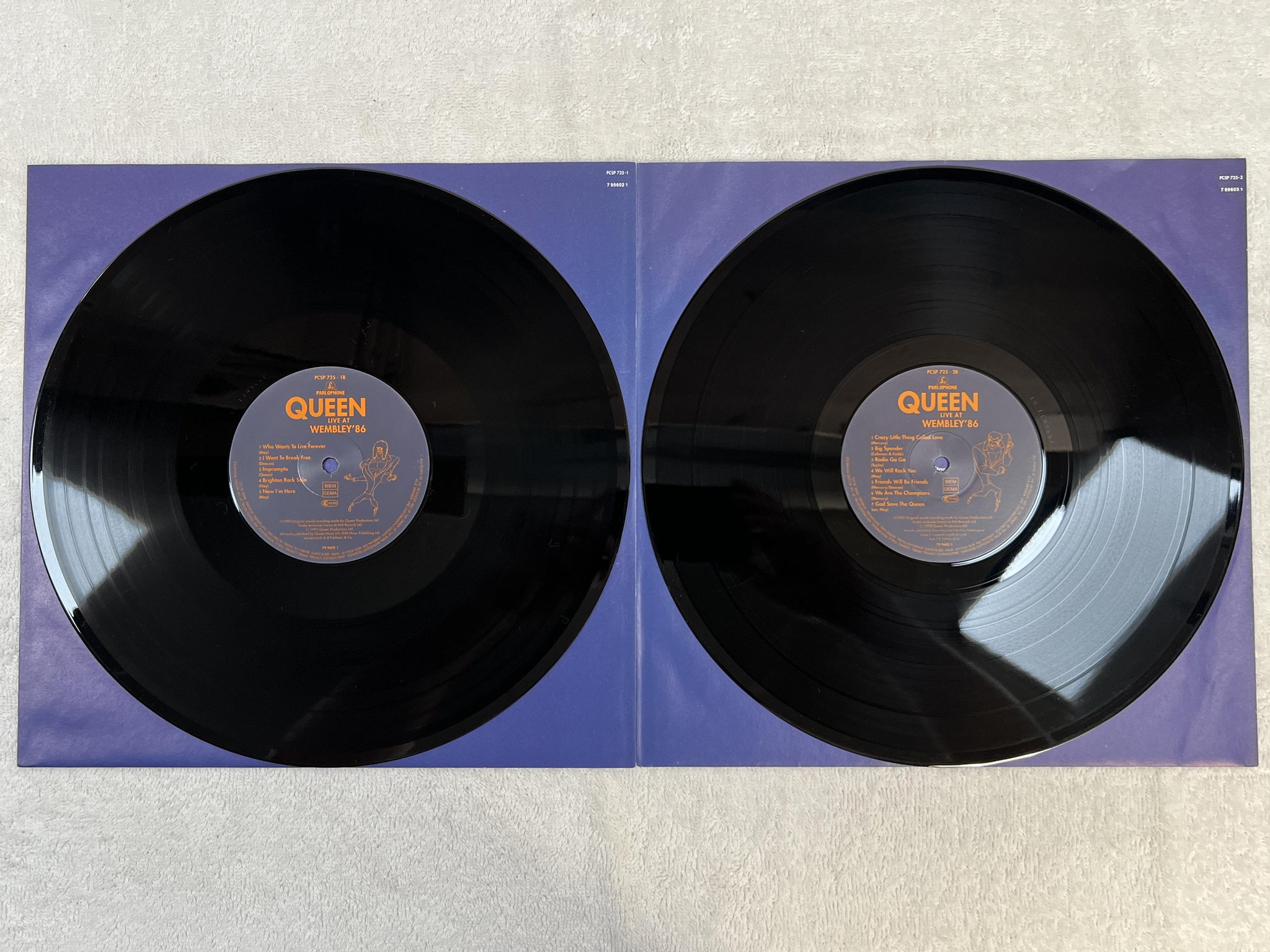 Omslagsbild för skivan QUEEN Live At Wembley '86 2xLP -92 UK PARLOPHONE PCSP 725 *** VERY RARE ***