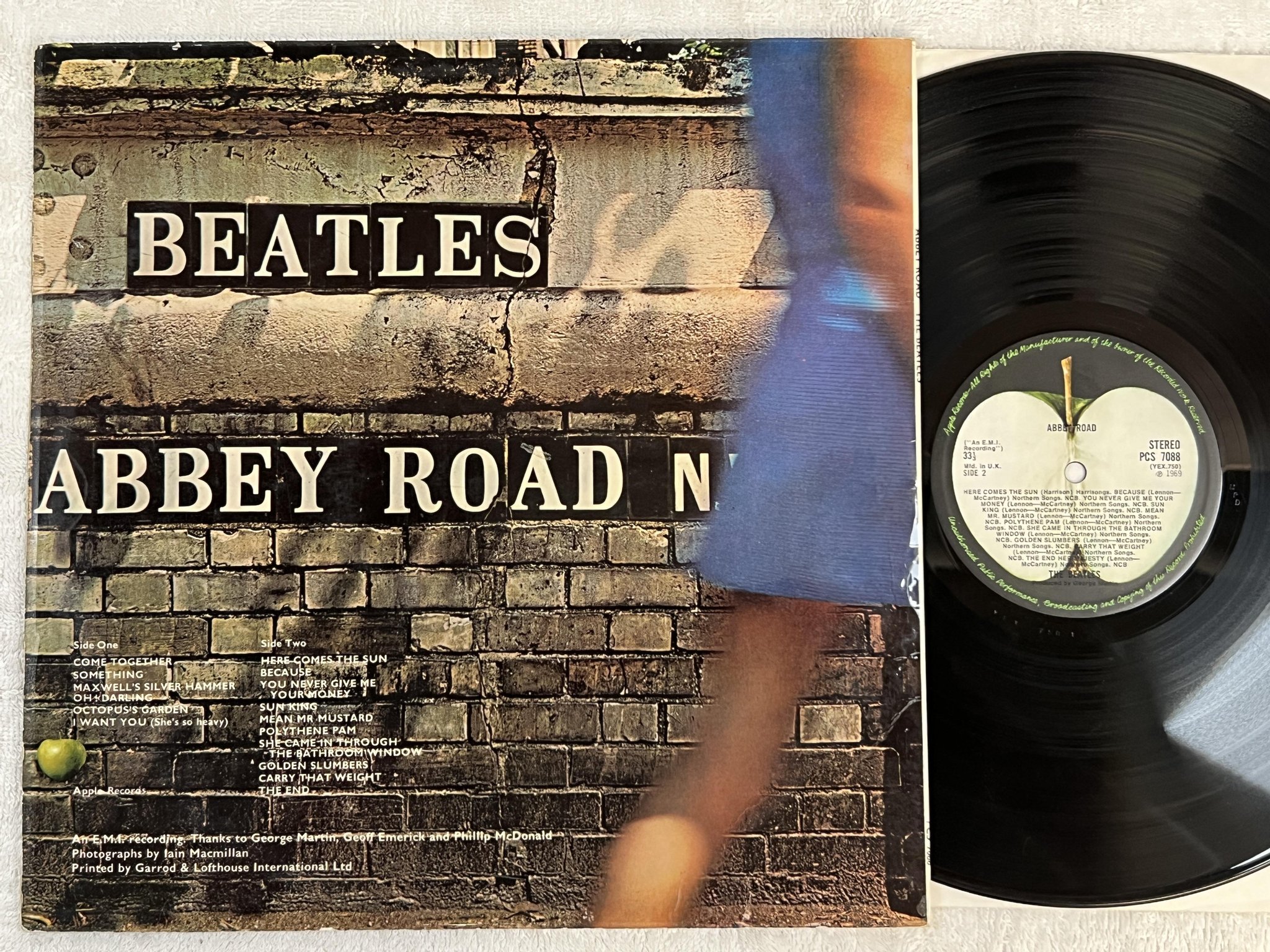Omslagsbild för skivan THE BEATLES Abbey Road LP -69 UK APPLE PCS 7088 *** Misaligned apple ***