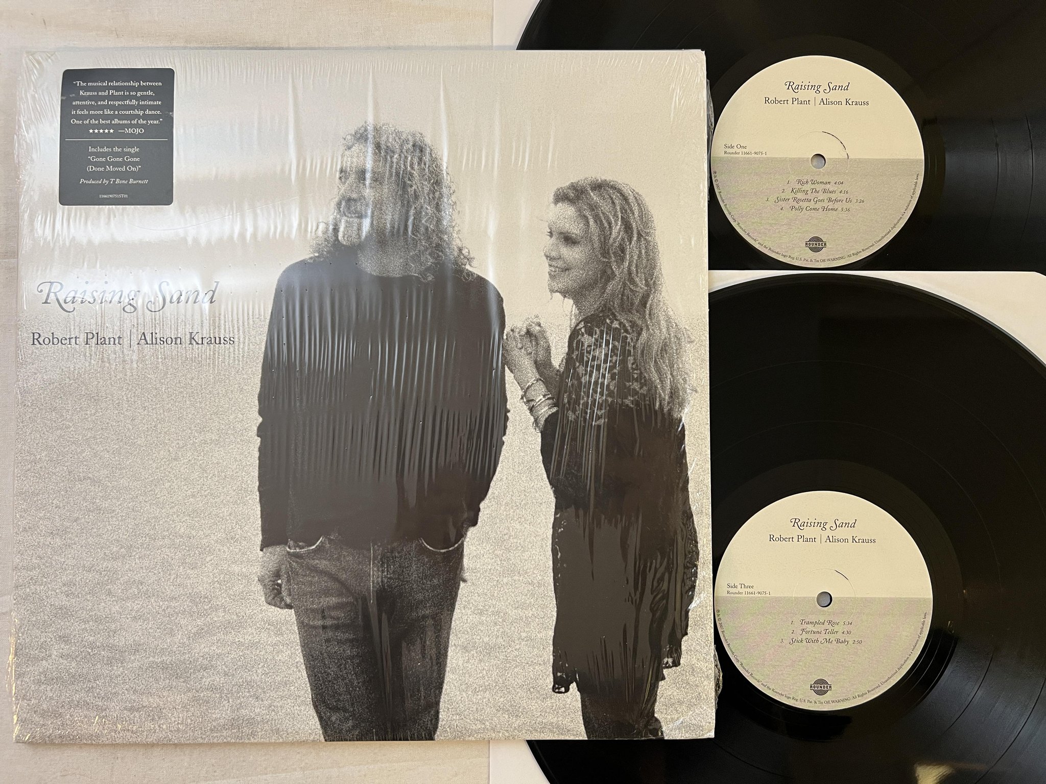 Omslagsbild för skivan Robert Plant / Alison Krauss Raising Sand 2xLP 2007 US ROUNDER 11661-9075-1