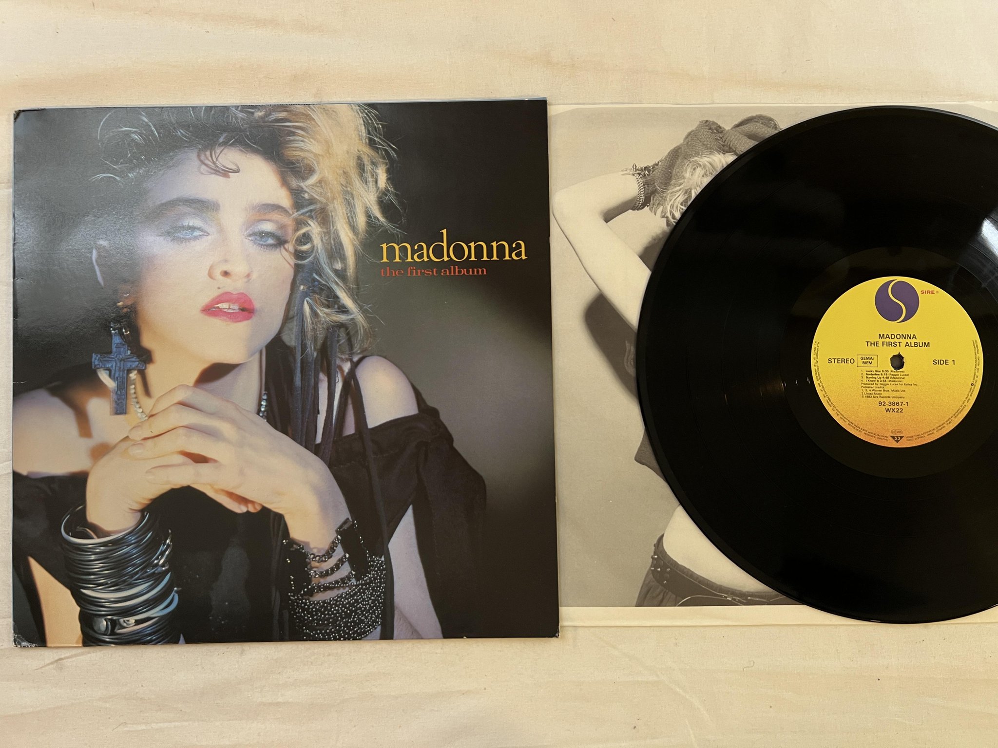 Omslagsbild för skivan MADONNA the first album LP -83 Ger SIRE 92-3867-1