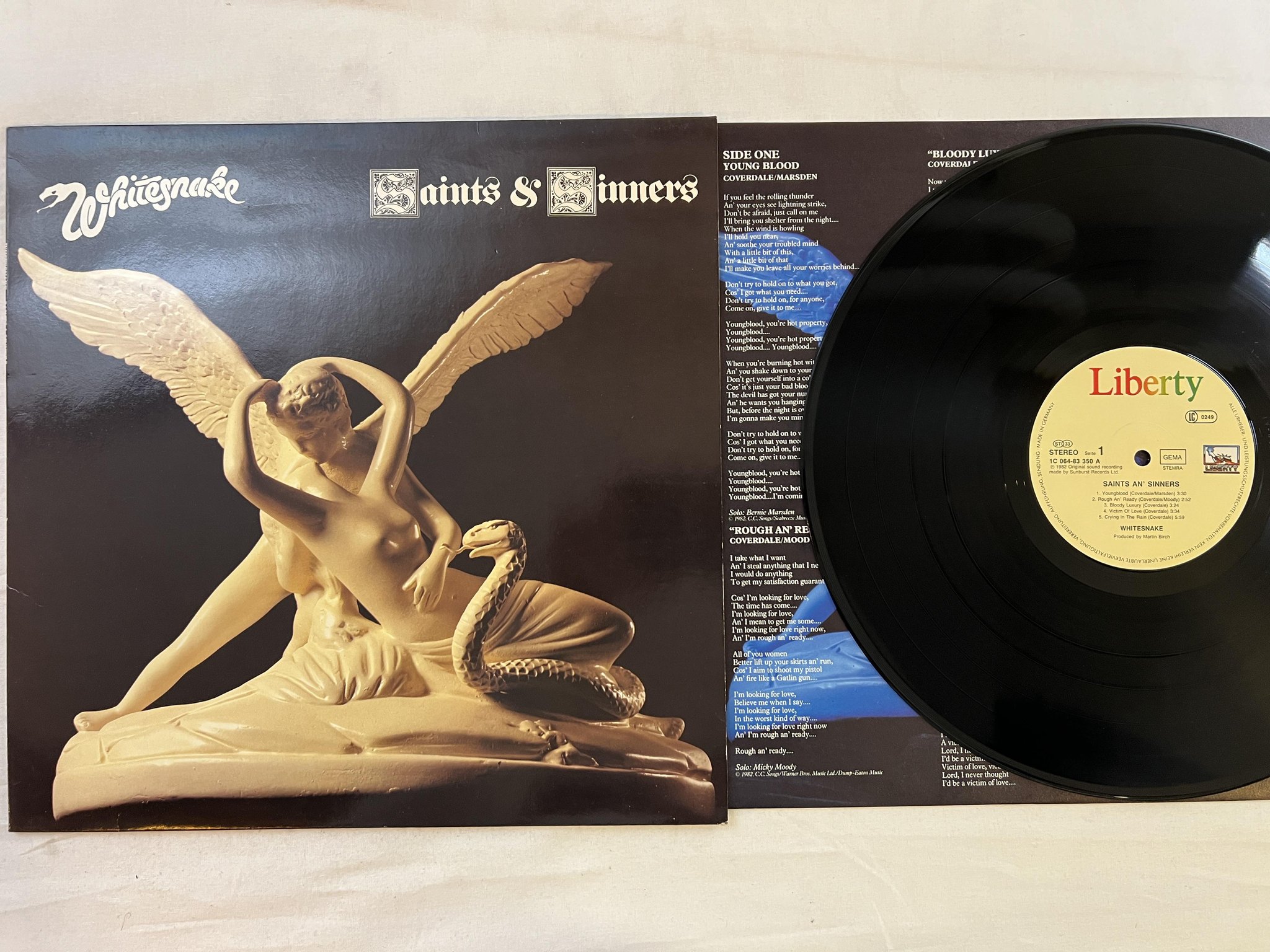 Omslagsbild för skivan WHITESNAKE saints and sinners LP -82 LIBERTY 1C 064-83350