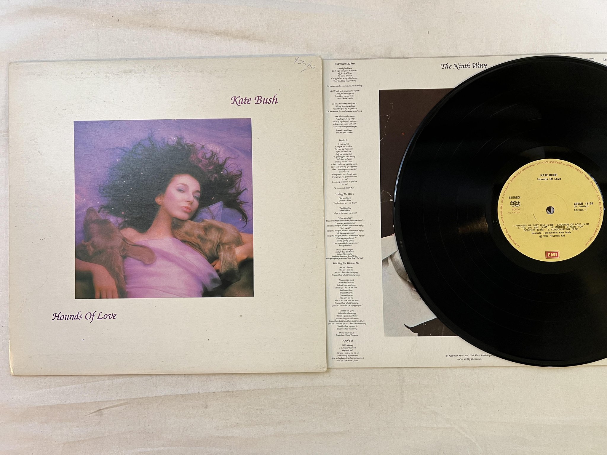 Omslagsbild för skivan KATE BUSH hounds of love LP -85 Yogoslavia EMI LSEMI 11138