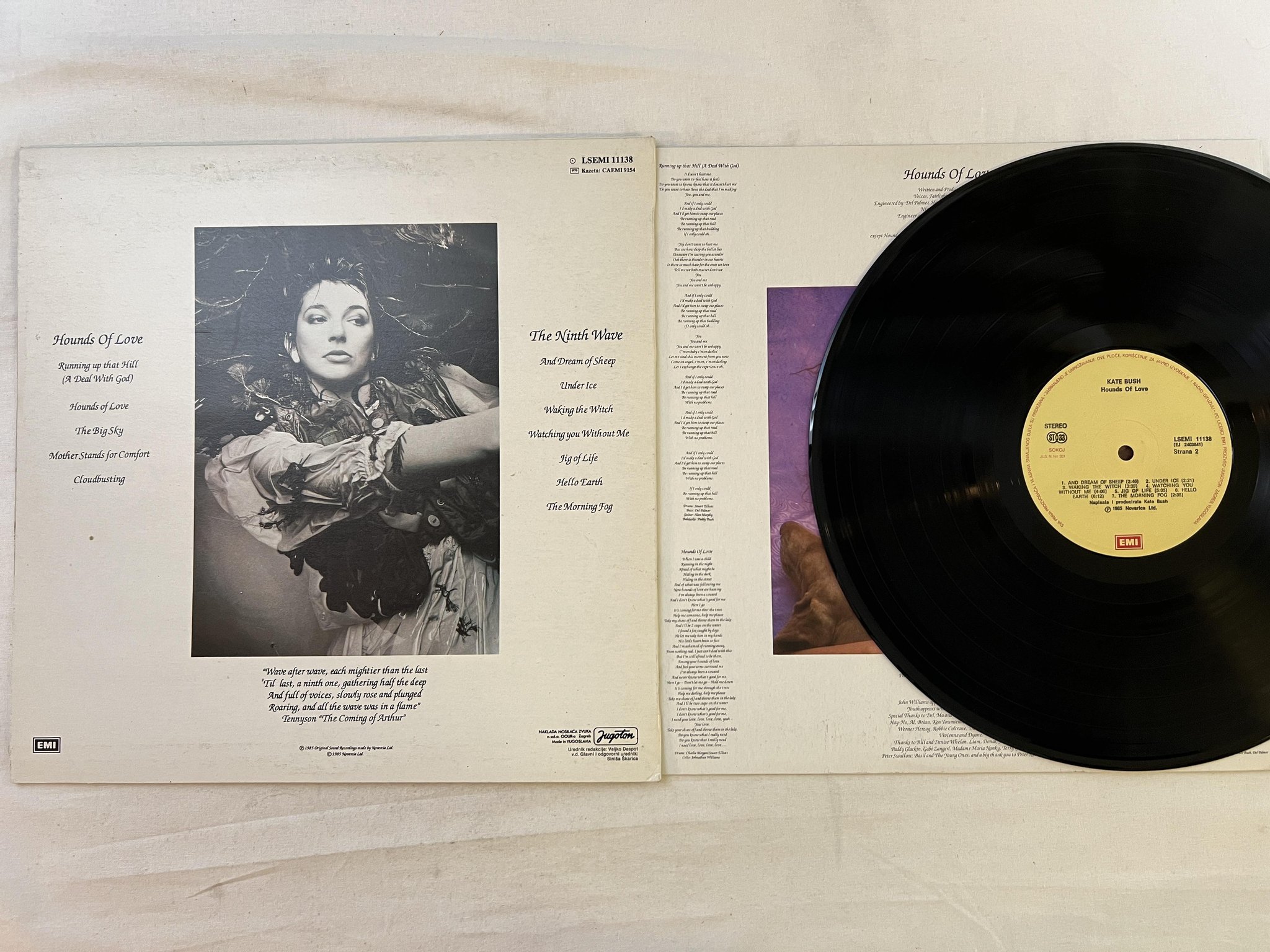 Omslagsbild för skivan KATE BUSH hounds of love LP -85 Yogoslavia EMI LSEMI 11138