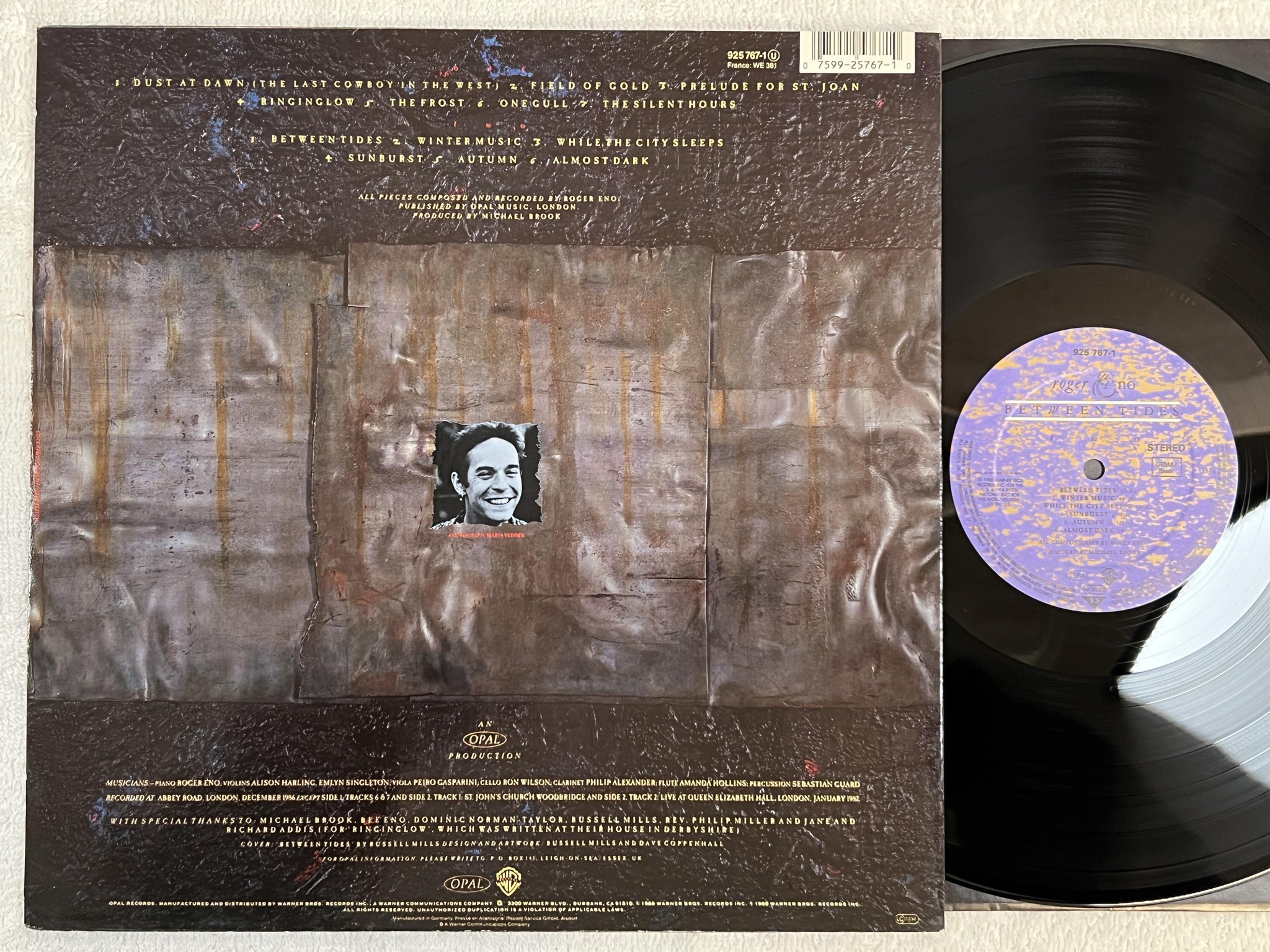 Omslagsbild för skivan ROGER ENO Between Tides LP -88 WARNER 925 767-1